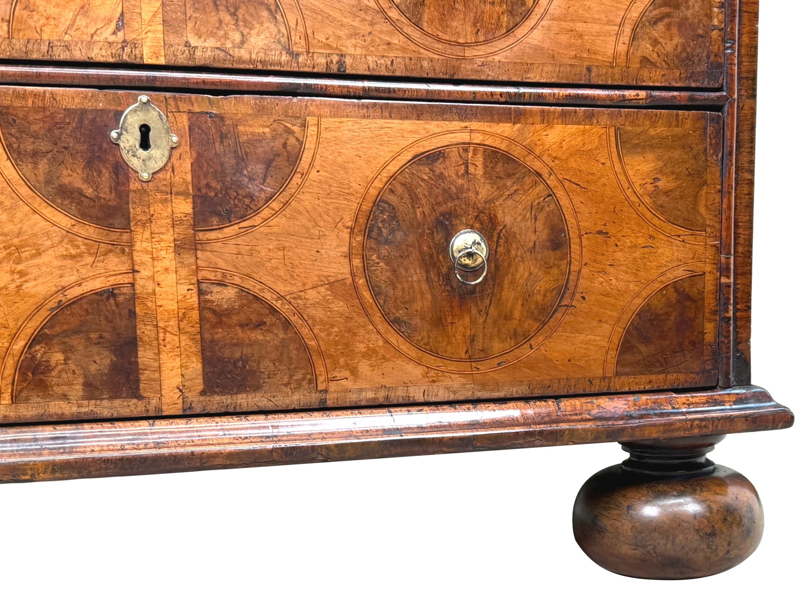 Cómoda de nogal de época William & Mary del siglo XVII en venta 4