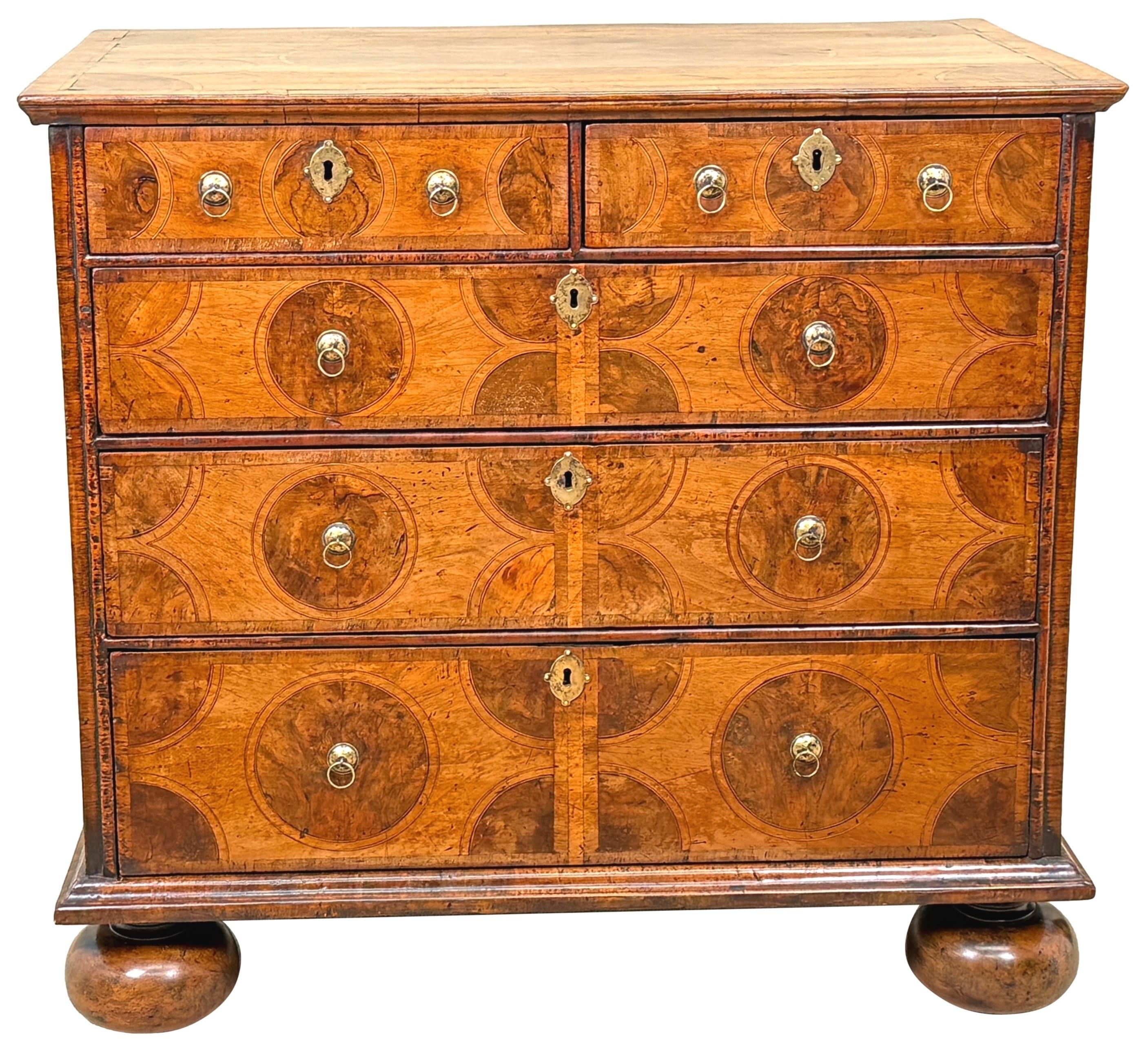 Cómoda de nogal de época William & Mary del siglo XVII en venta 7