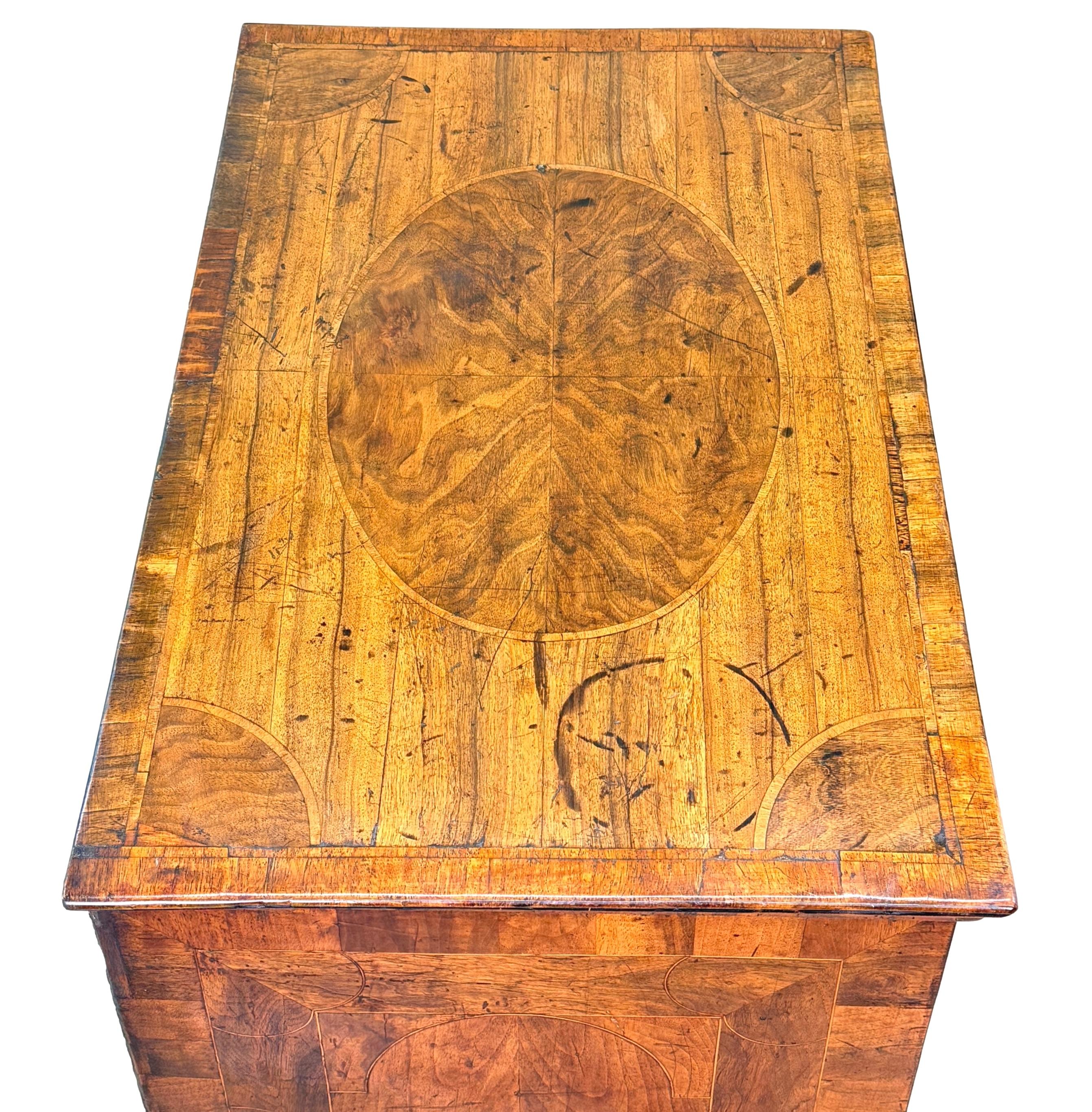 Cómoda de nogal de época William & Mary del siglo XVII Guillermo y María en venta