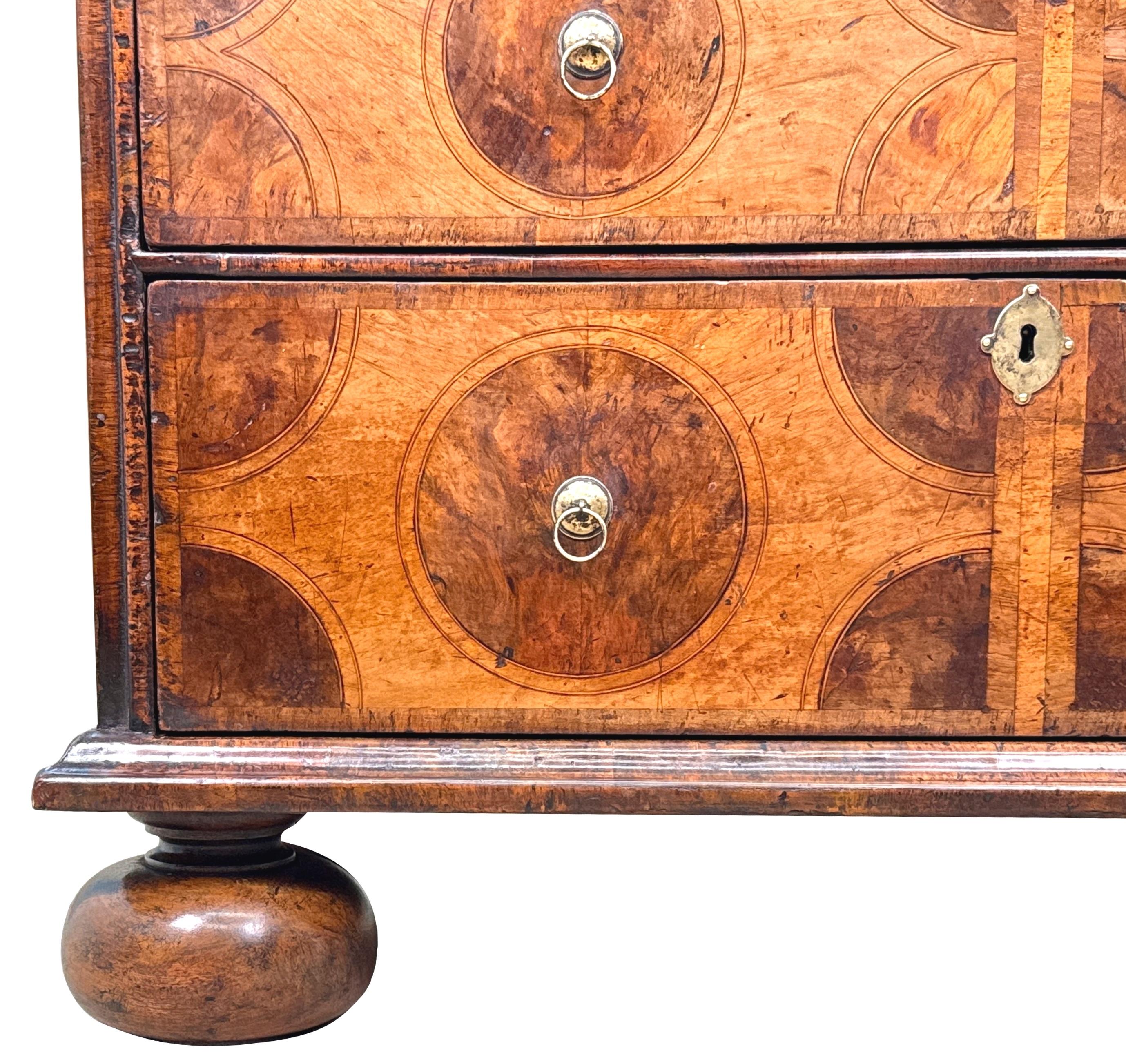 Cómoda de nogal de época William & Mary del siglo XVII en venta 2