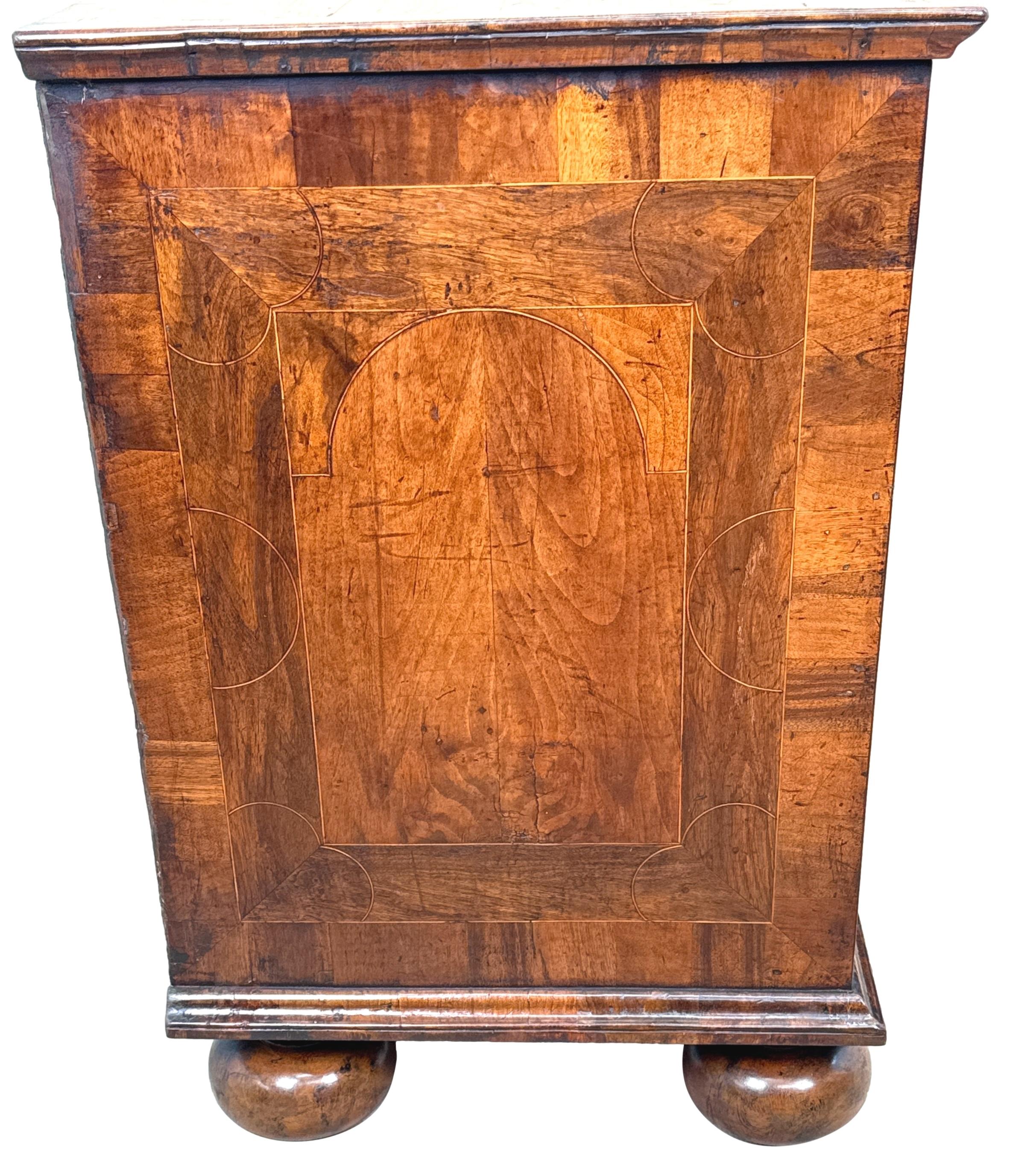 Cómoda de nogal de época William & Mary del siglo XVII en venta 3