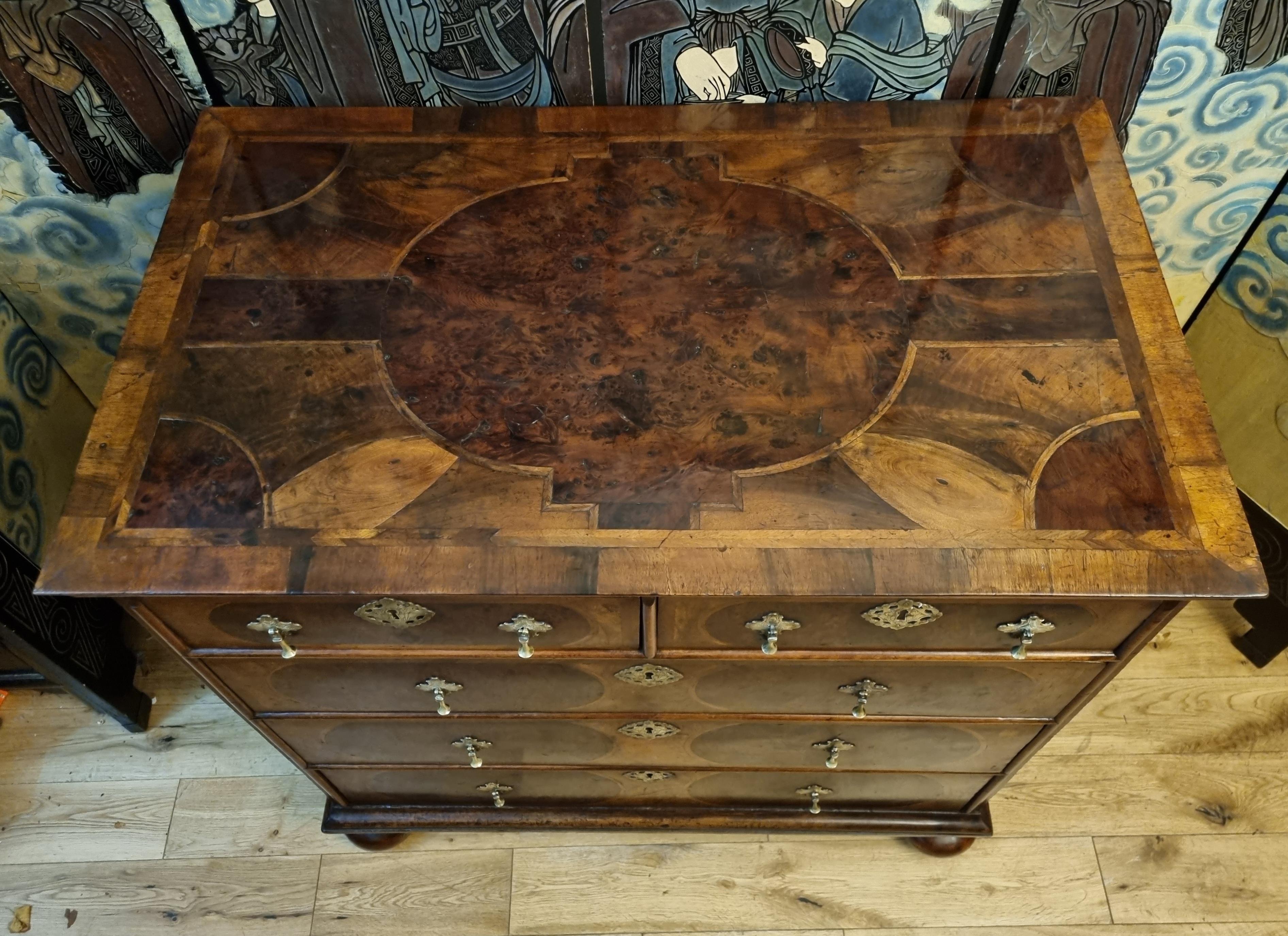 Britannico Cassettiera in noce William & Mary del XVII secolo in vendita