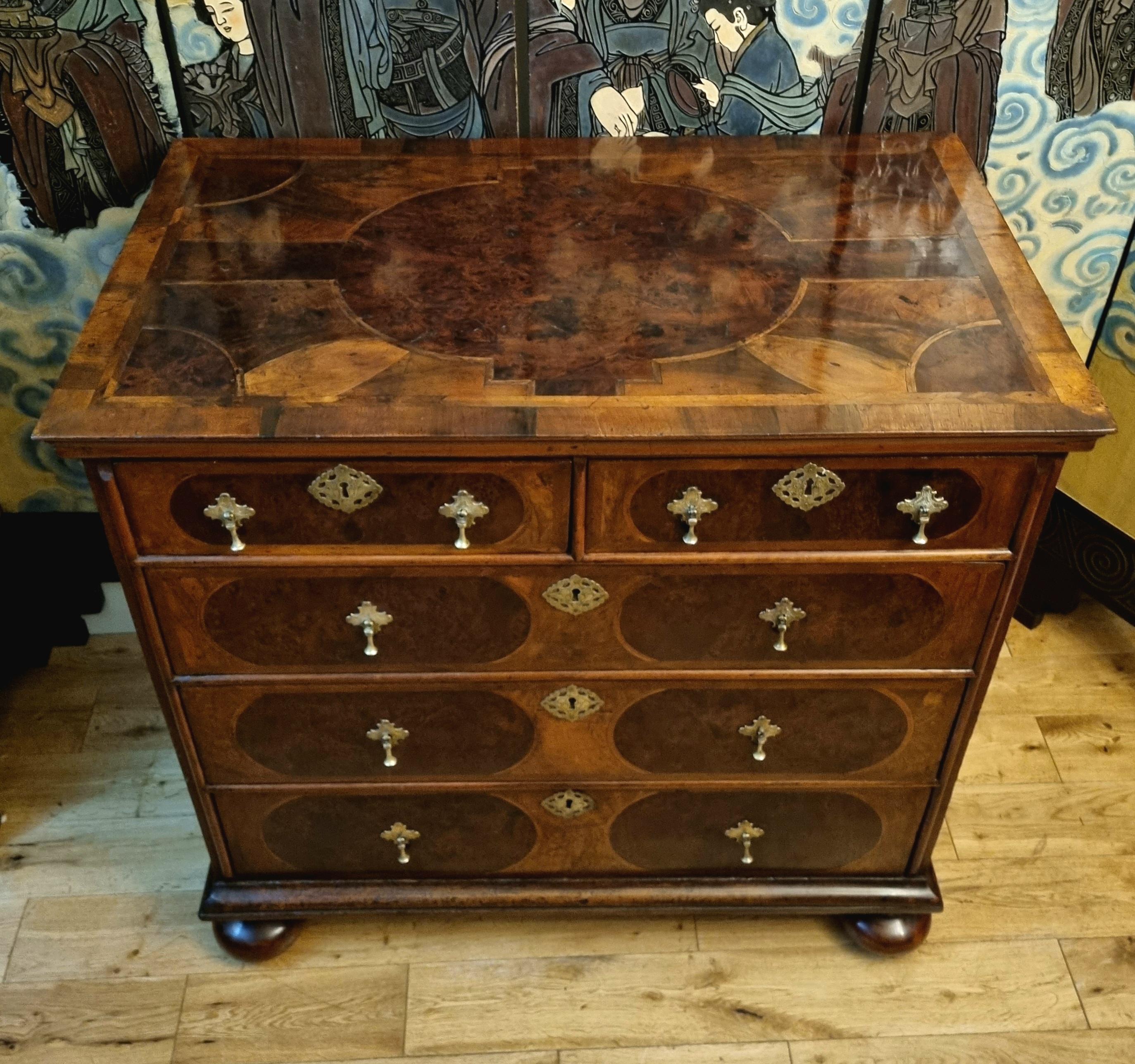 Intarsio Cassettiera in noce William & Mary del XVII secolo in vendita