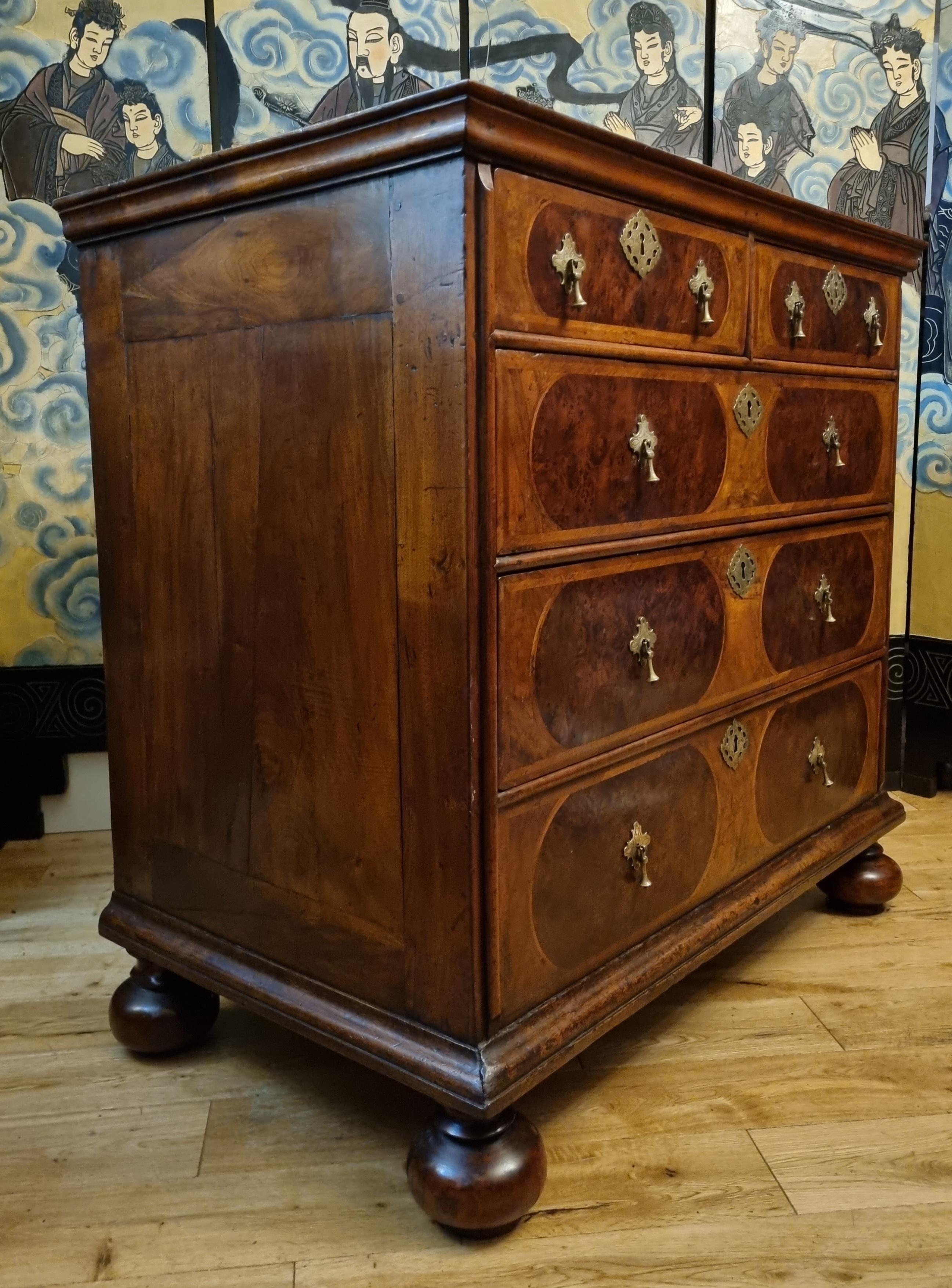 Fino al XVIII secolo Cassettiera in noce William & Mary del XVII secolo in vendita