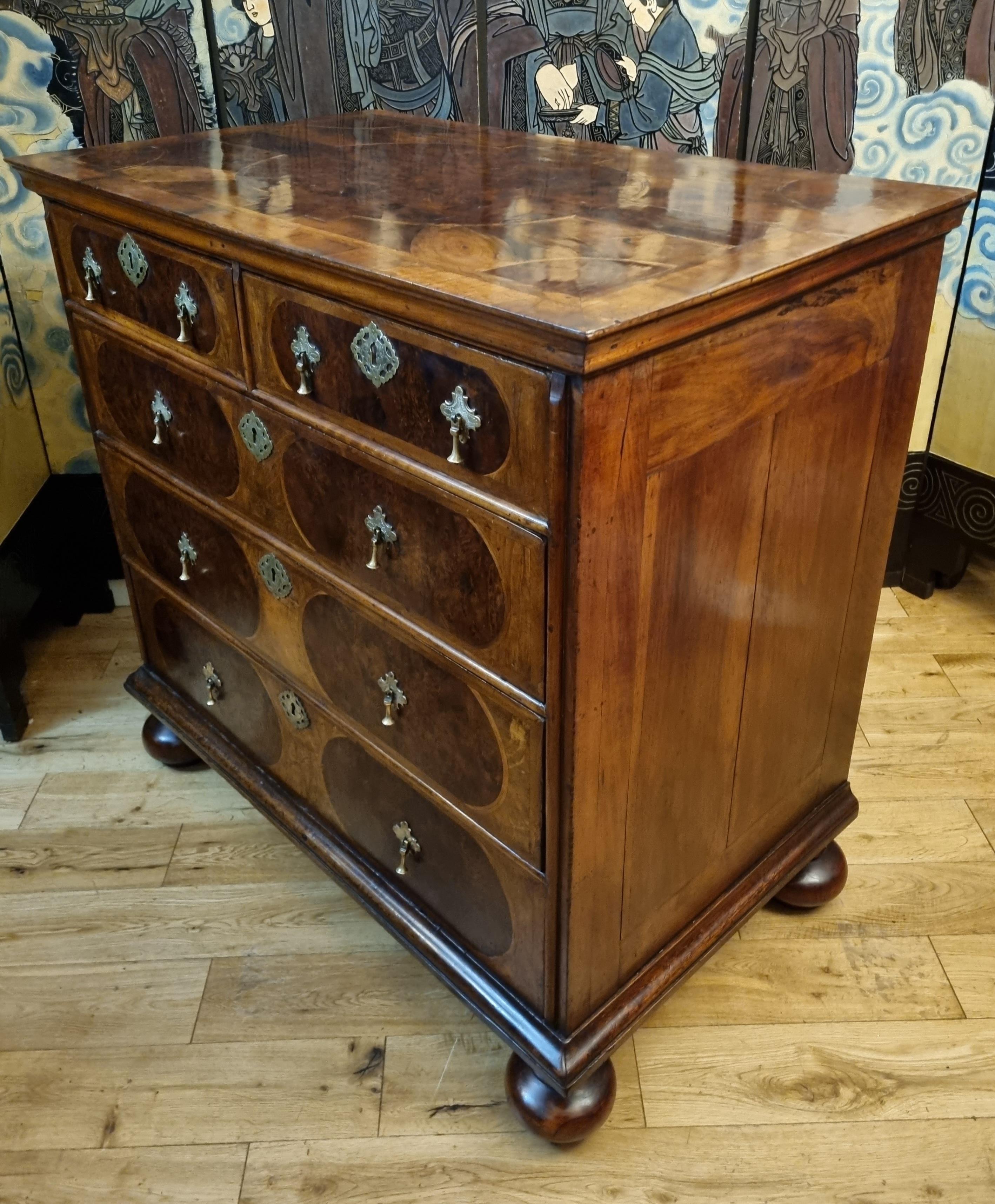 Noce Cassettiera in noce William & Mary del XVII secolo in vendita