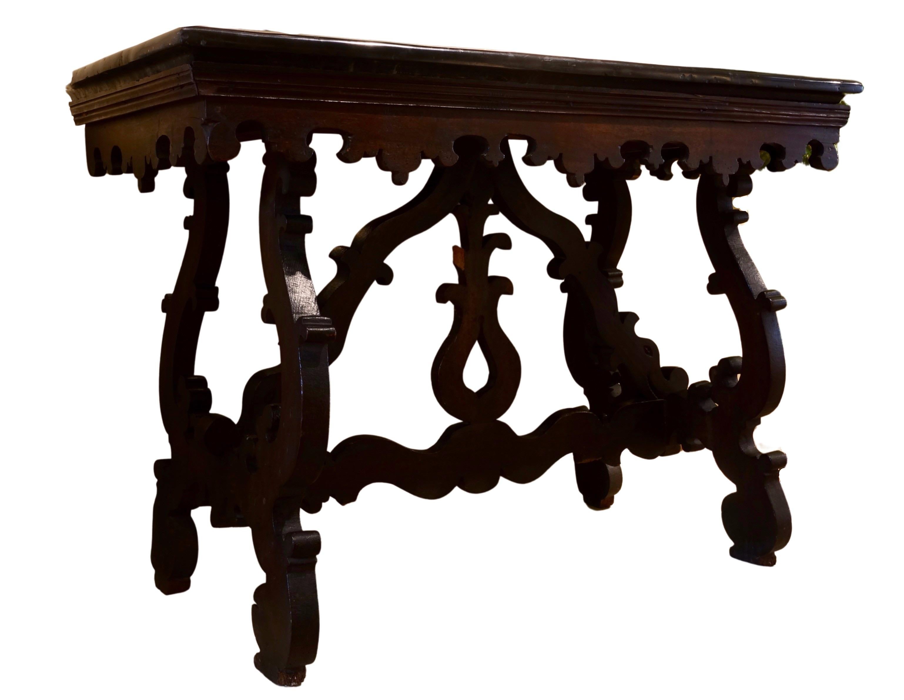 Table en noyer et marbre
Nord de l'Italie, XVIIe siècle 
Bois et marbre noir 
H 80,5 x L 114 x P 58 cm

Cette élégante table présente un seul plateau en marbre massif directement monté sur quatre pieds de style baroque en forme de 