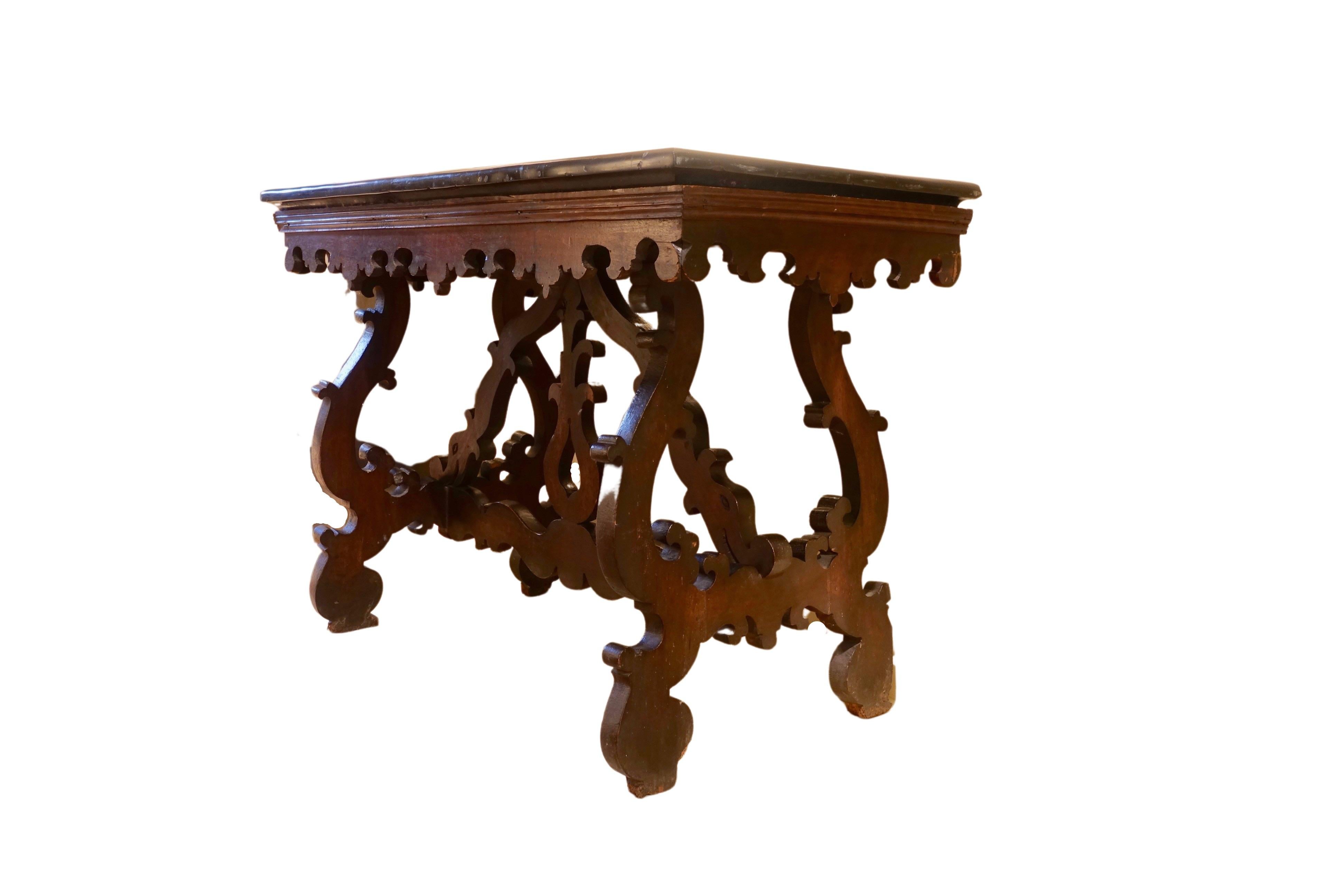 italien Table en bois et marbre noir du 17ème siècle - Nord de l'Italie en vente