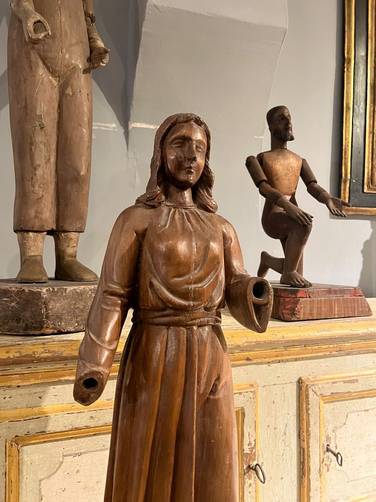 17th Century Wooden sculpture depicting a female figure In Good Condition For Sale In Firenze, IT