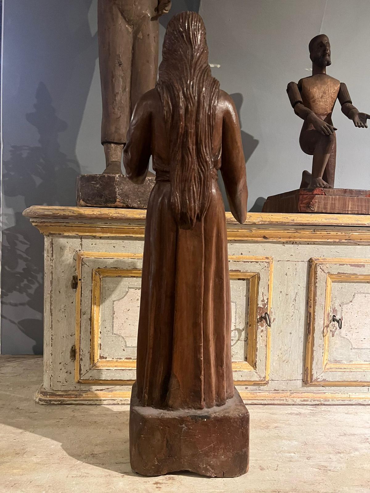 17th Century Wooden sculpture depicting a female figure For Sale 3