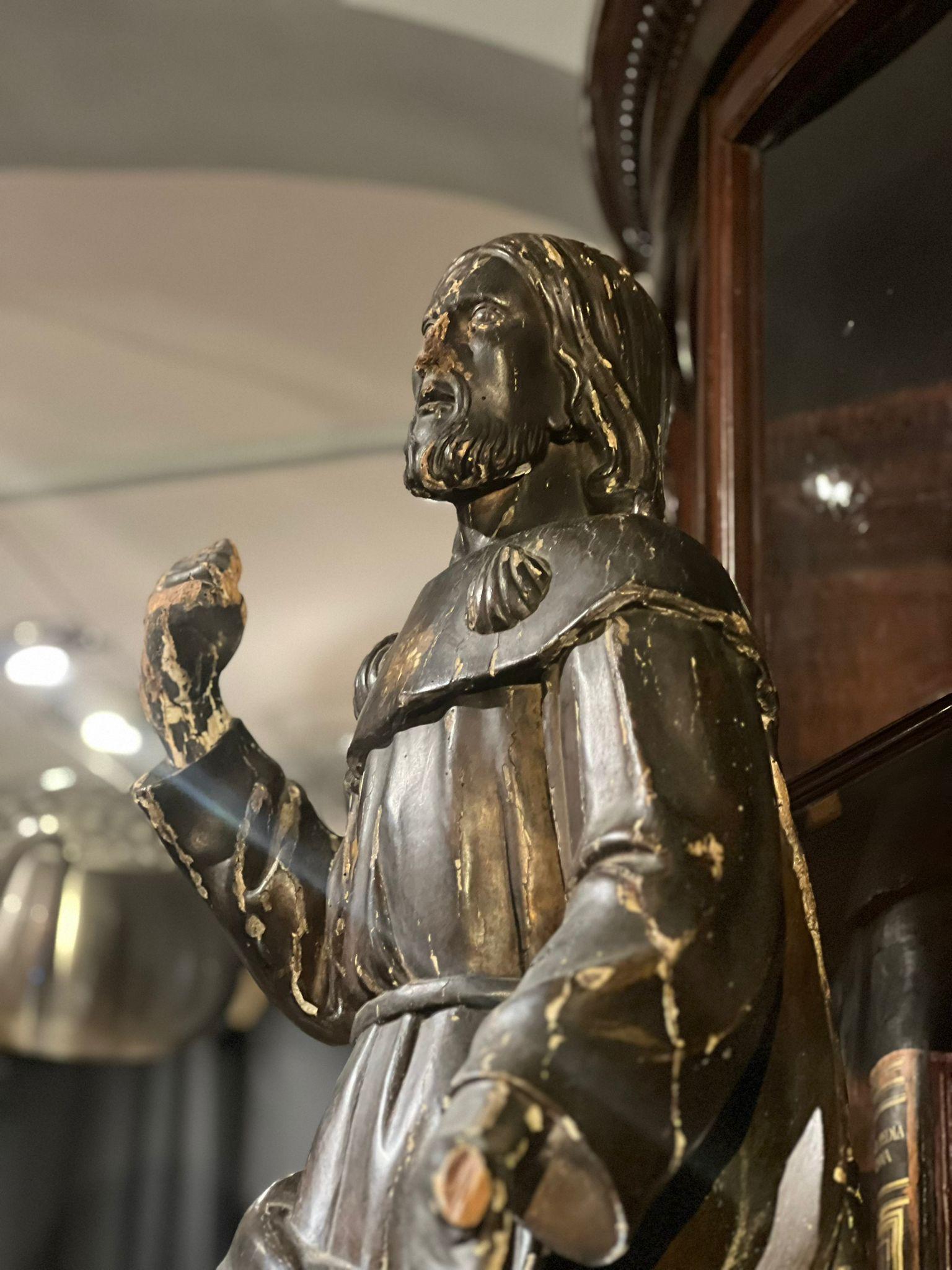 17th Century Wooden Sculpture Depicting Saint James For Sale 6