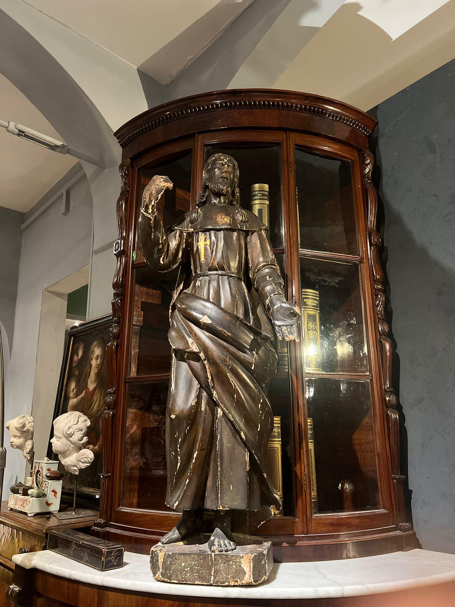 Sculpture en bois représentant saint Jacques le Majeur.

Saint Jacques était un apôtre de Jésus et a assisté avec Pierre à la Transfiguration, à la résurrection de la fille de Jaïrus et à la nuit de Gethsémani. Il est mort en martyr en 42. Sa