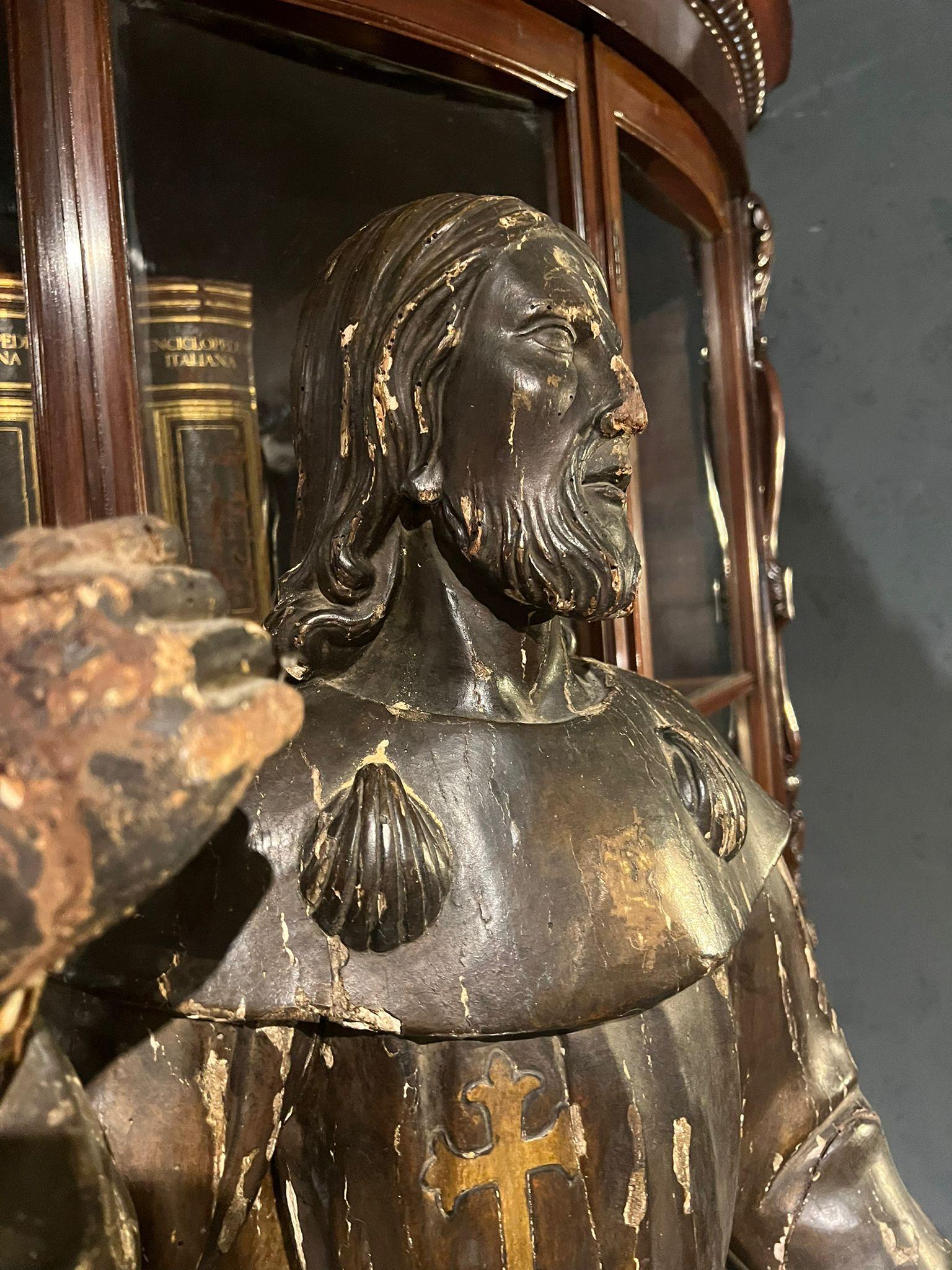 Italian sculpture en bois du 17e siècle représentant saint Jacques en vente