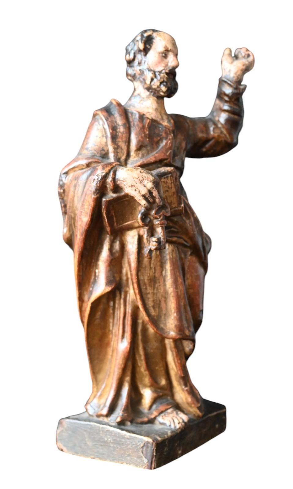 Intagliato a mano Statua lignea dell'Apostolo Peters del XVII secolo in vendita