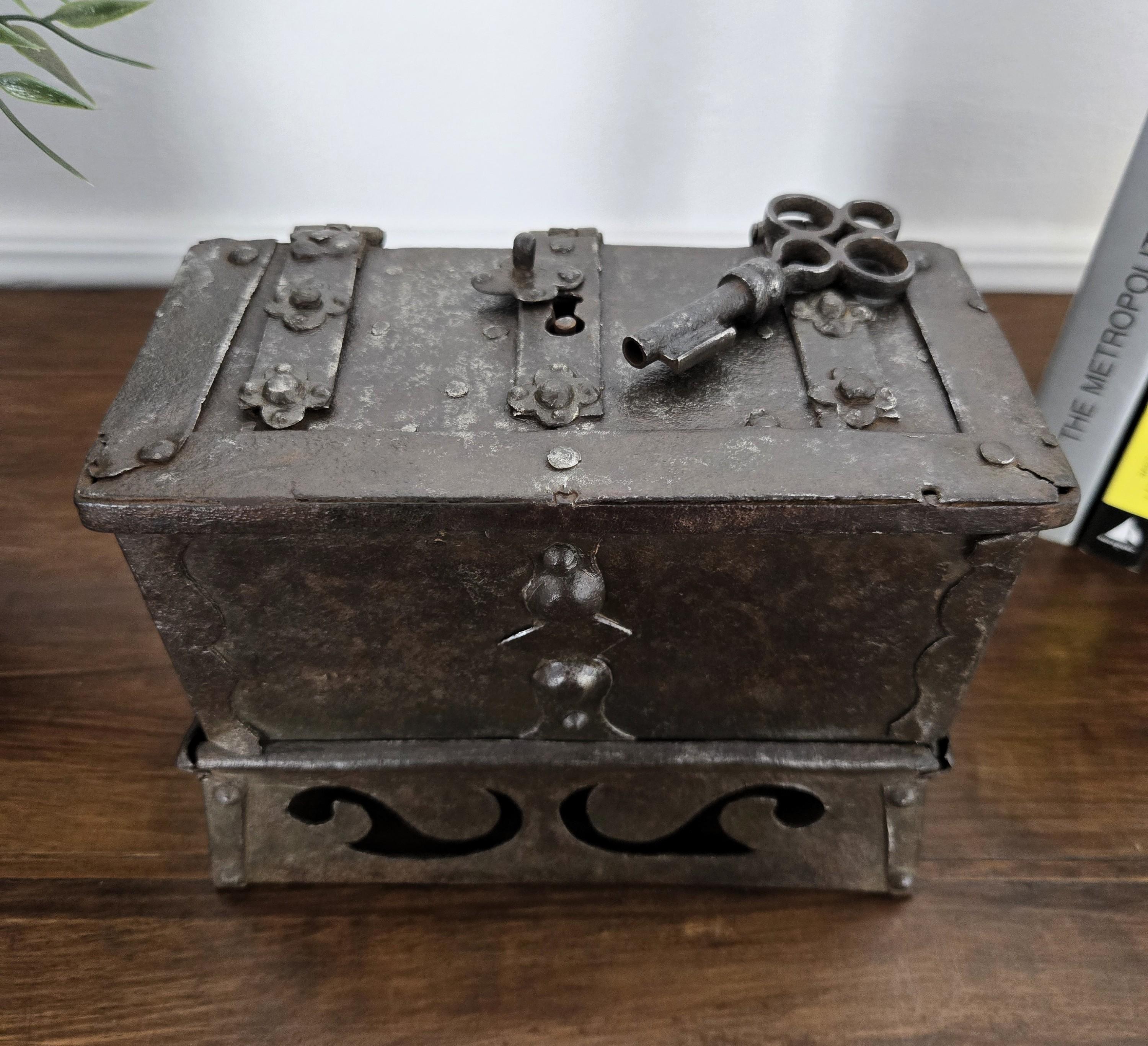 17th Century Wrought Iron Nuremberg Antique Miniature Strongbox Casket im Angebot 3