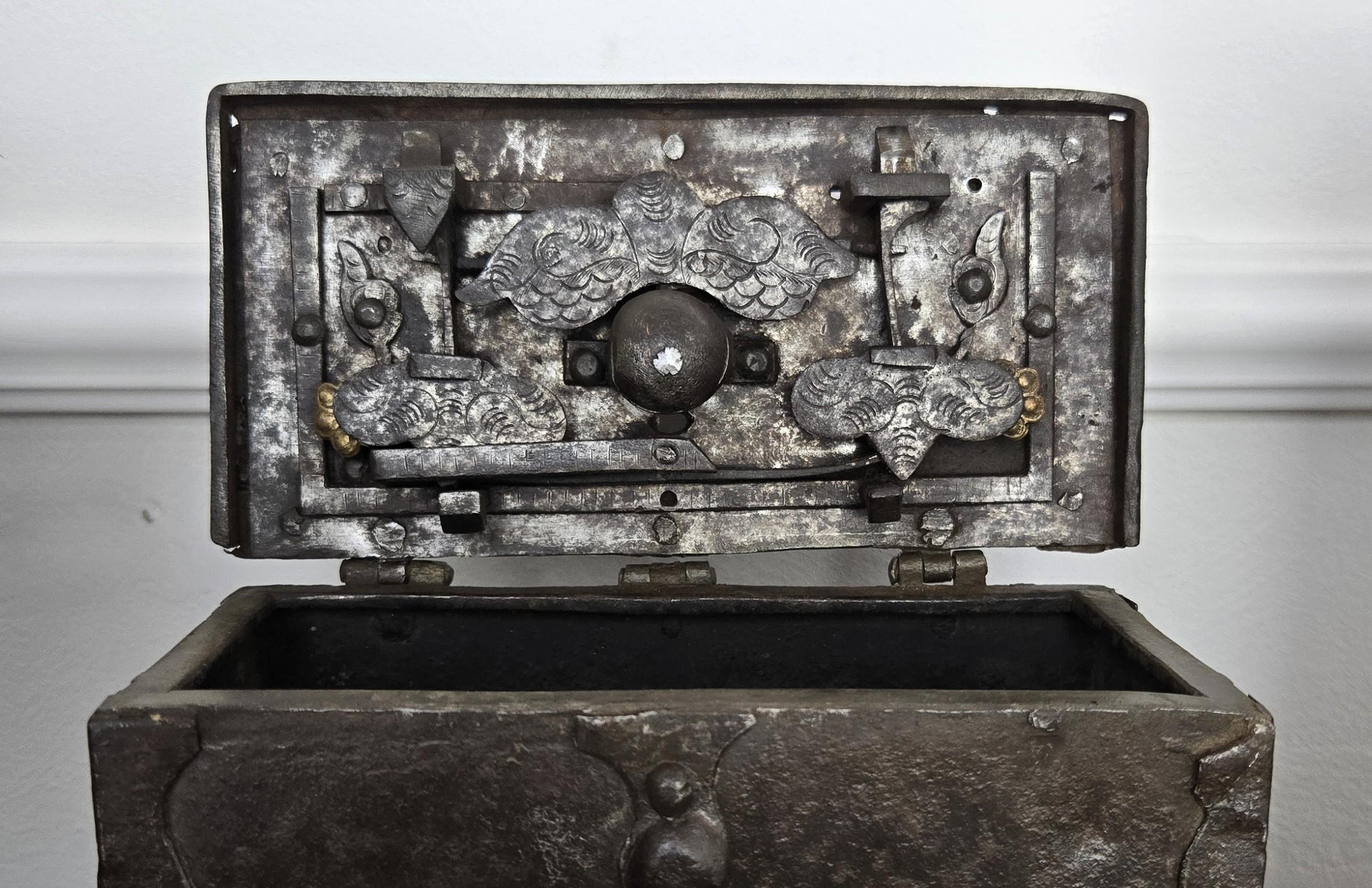 17th Century Wrought Iron Nuremberg Antique Miniature Strongbox Casket im Angebot 4