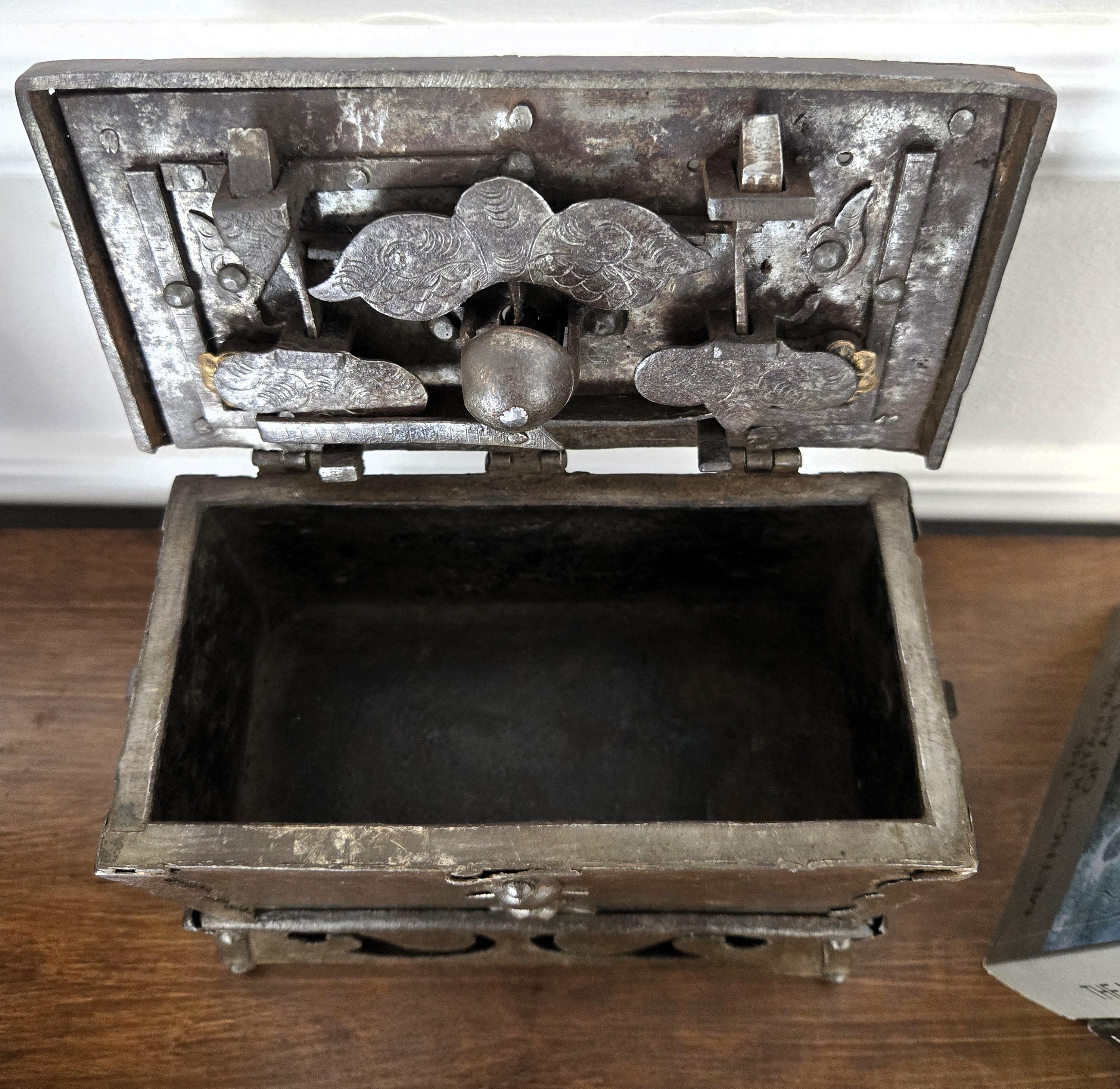 17th Century Wrought Iron Nuremberg Antique Miniature Strongbox Casket im Angebot 5