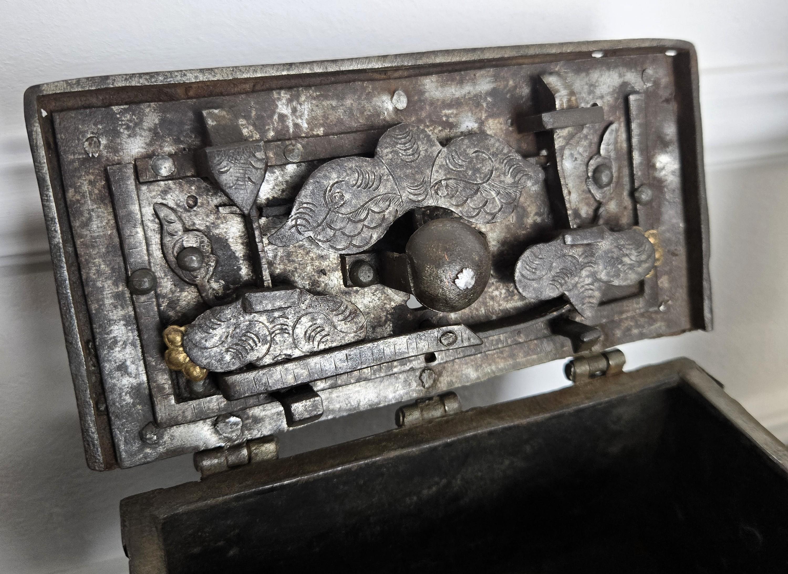 17th Century Wrought Iron Nuremberg Antique Miniature Strongbox Casket (Barock) im Angebot