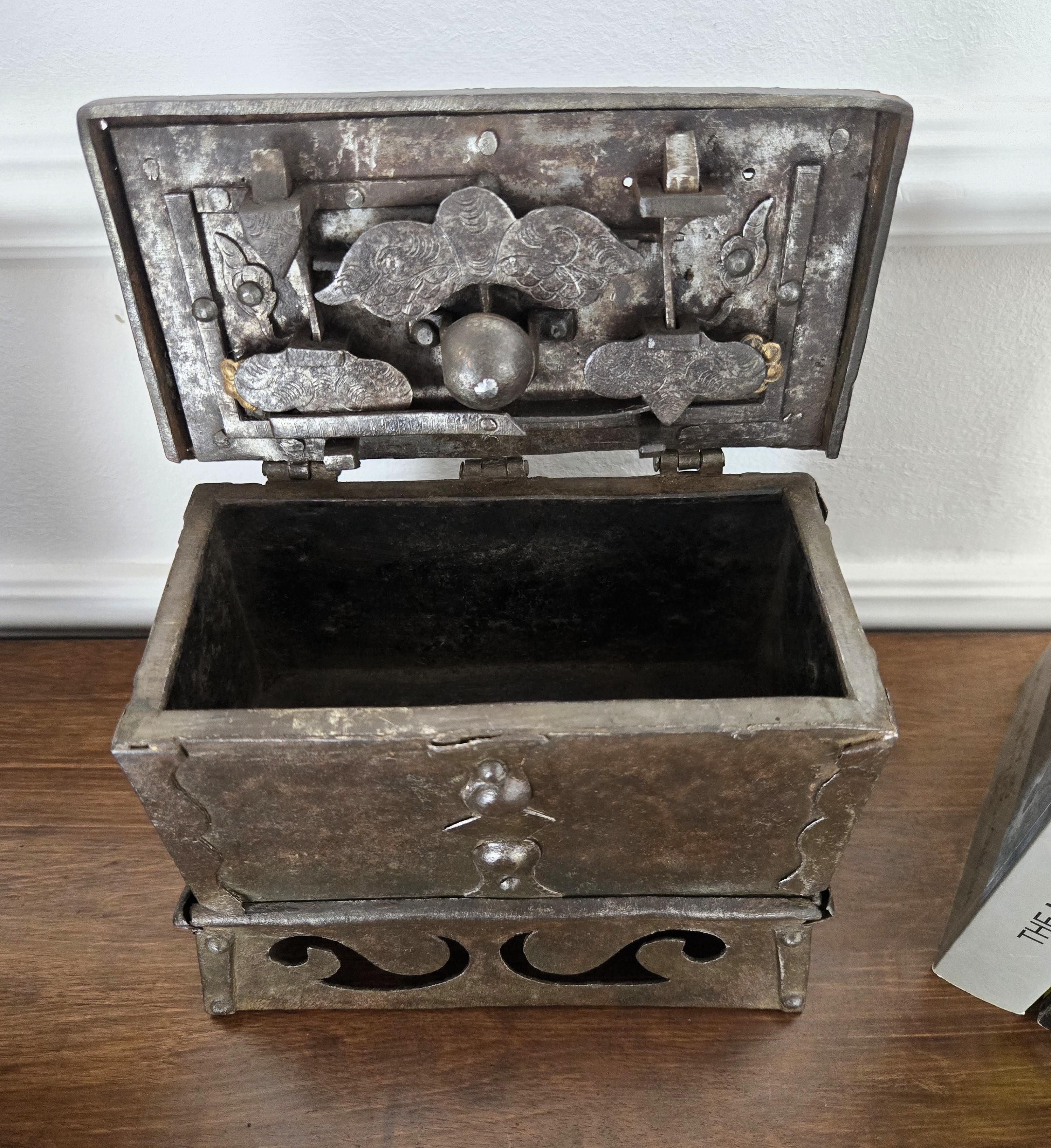 17th Century Wrought Iron Nuremberg Antique Miniature Strongbox Casket (Europäisch) im Angebot