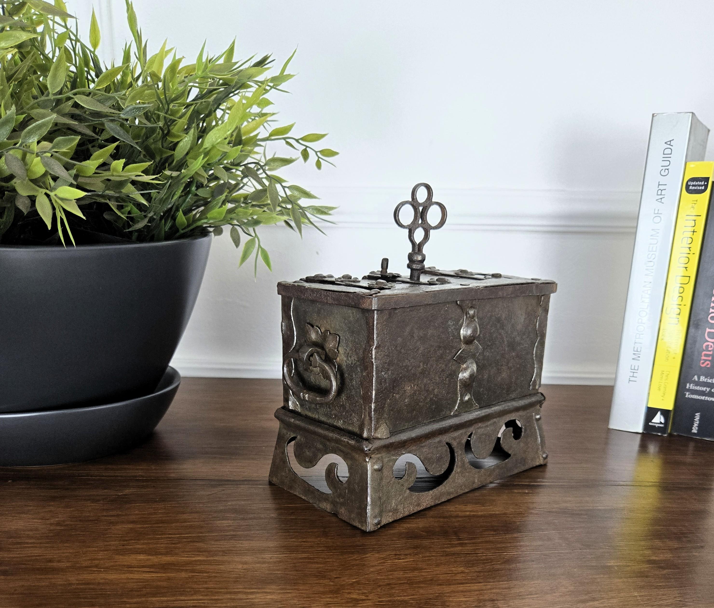 17th Century Wrought Iron Nuremberg Antique Miniature Strongbox Casket im Zustand „Gut“ im Angebot in Carimate, Como