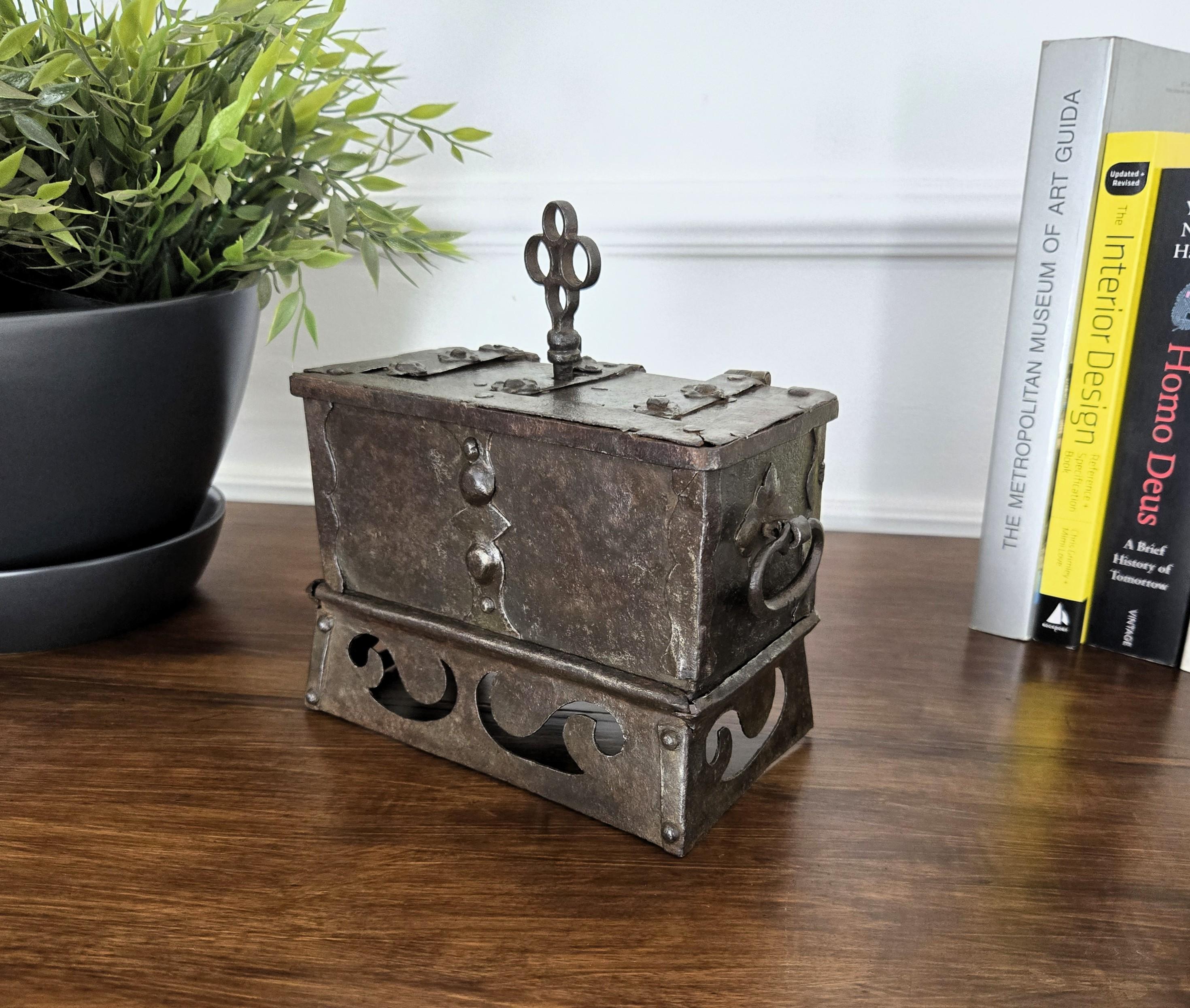 17th Century Wrought Iron Nuremberg Antique Miniature Strongbox Casket (17. Jahrhundert) im Angebot