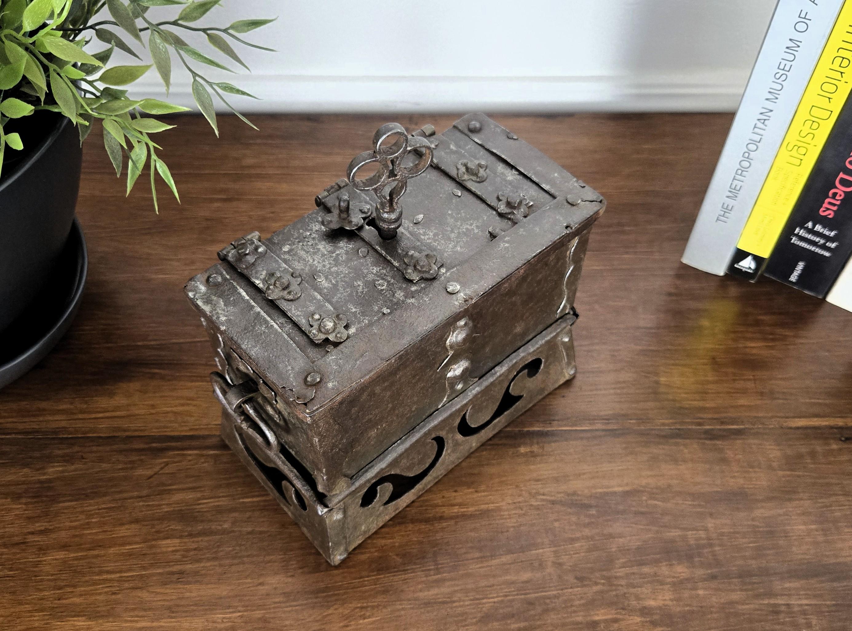 17th Century Wrought Iron Nuremberg Antique Miniature Strongbox Casket (Eisen) im Angebot