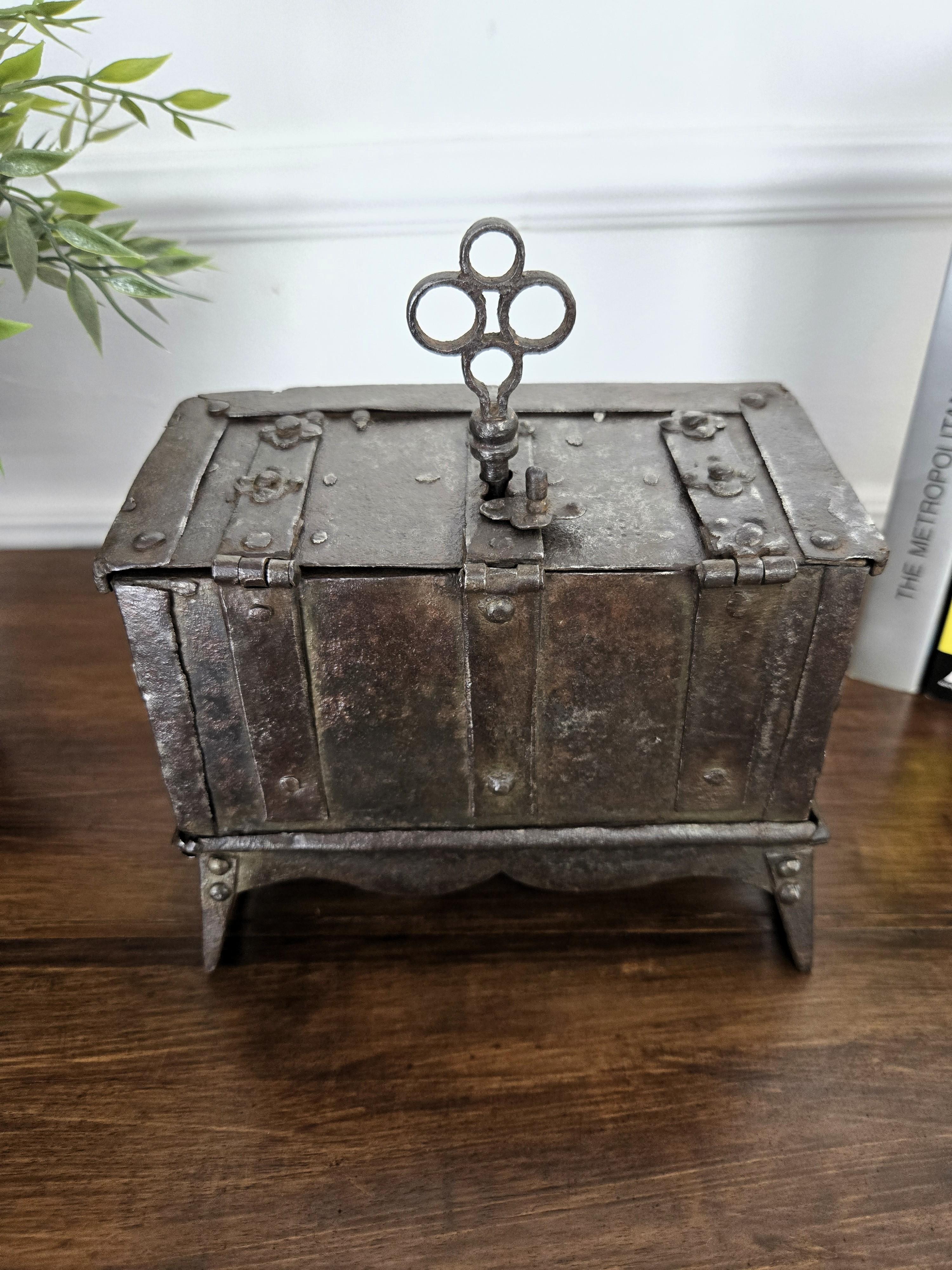 17th Century Wrought Iron Nuremberg Antique Miniature Strongbox Casket im Angebot 2
