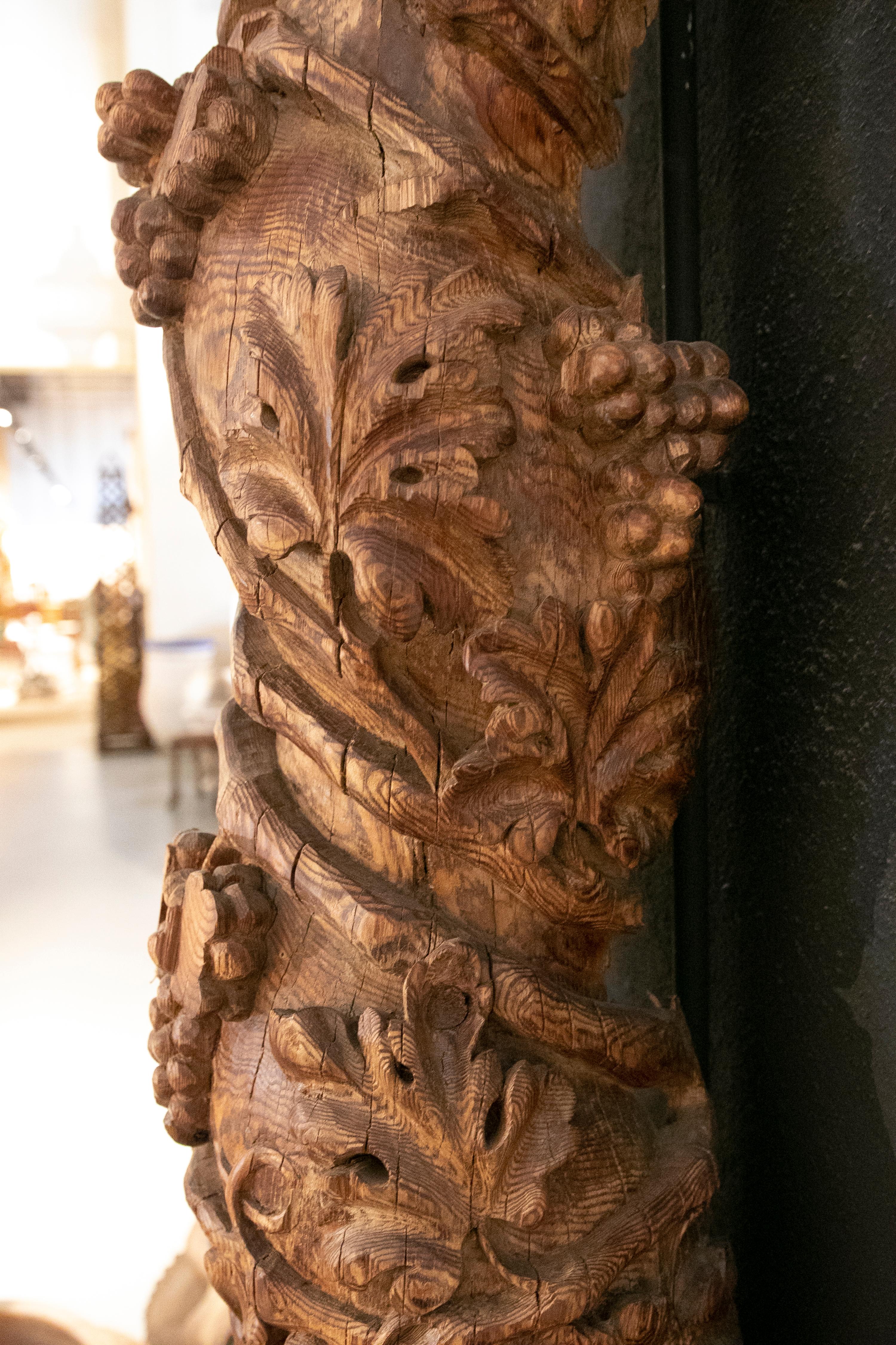  17th Century's Italian Hand Carved Wooden Column in the Solomonic Style For Sale 8