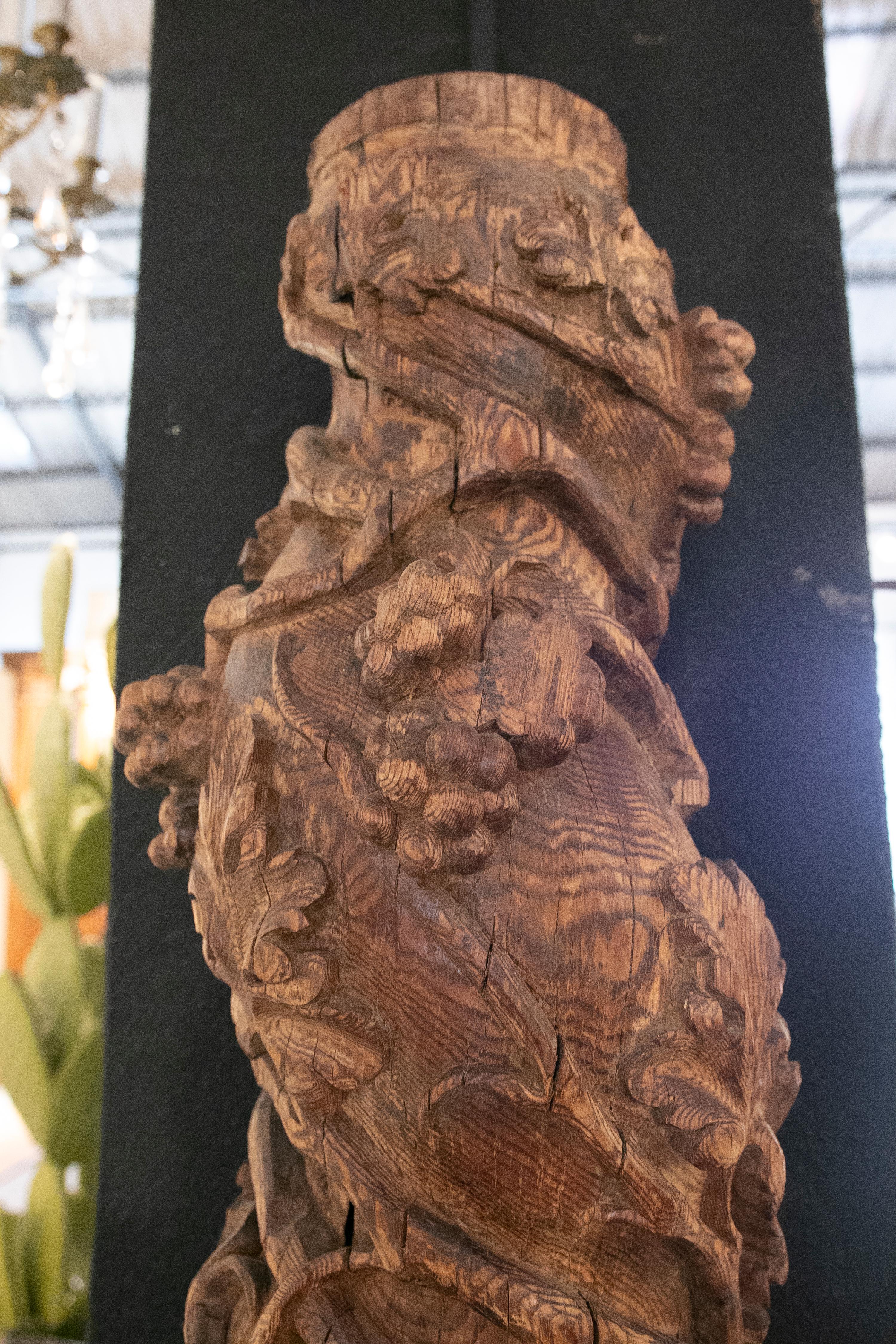 17th Century's Italian Hand Carved Wooden Column in the Solomonic Style For Sale 12