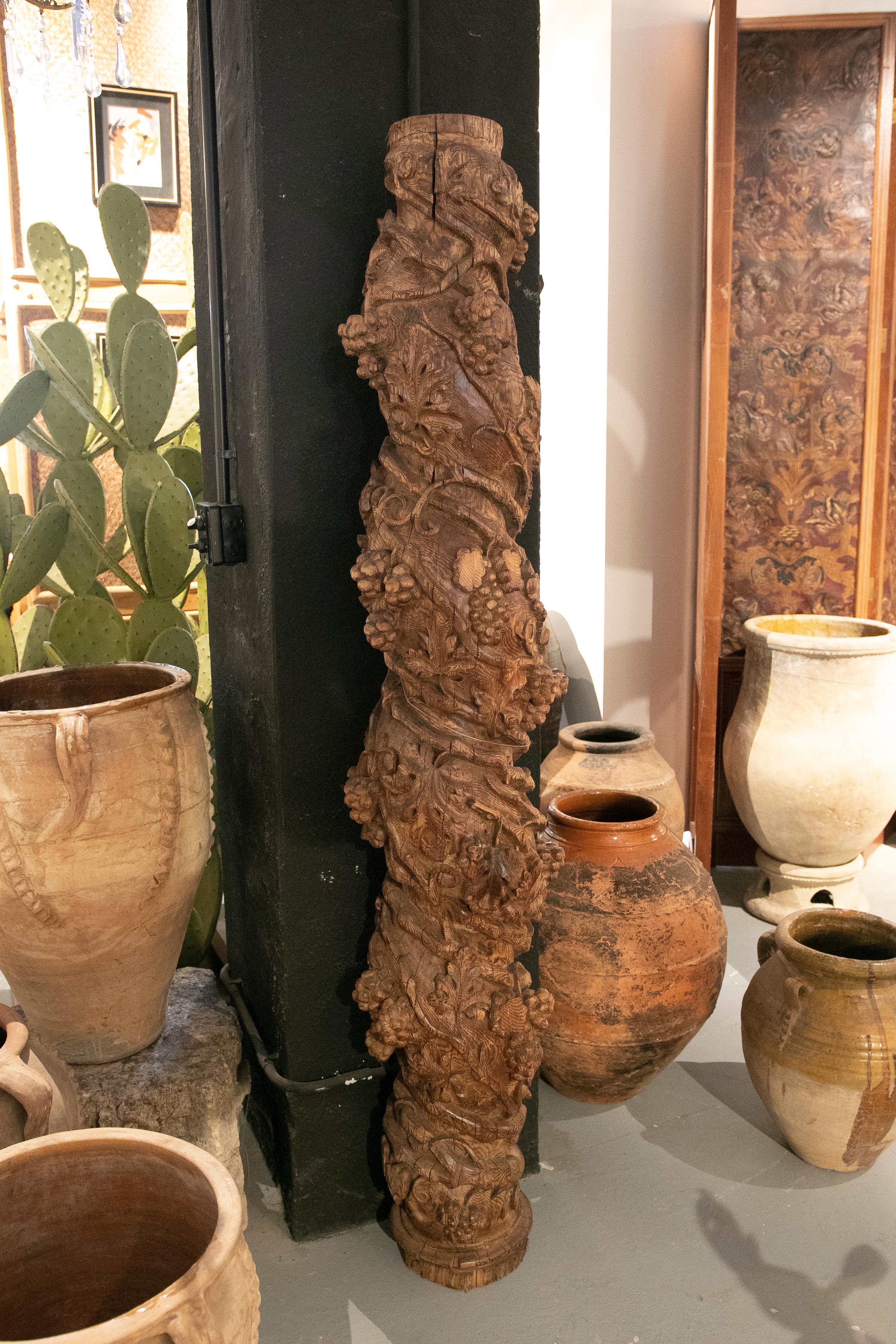  17th Century's Italian Hand Carved Wooden Column in the Solomonic Style For Sale 13