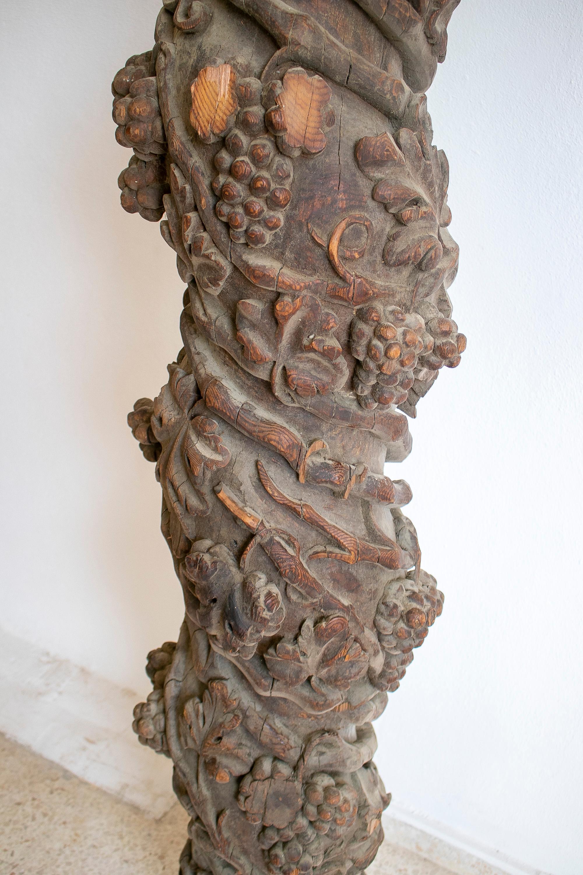 17th Century's Italian Hand Carved Wooden Column in the Solomonic Style In Good Condition In Marbella, ES