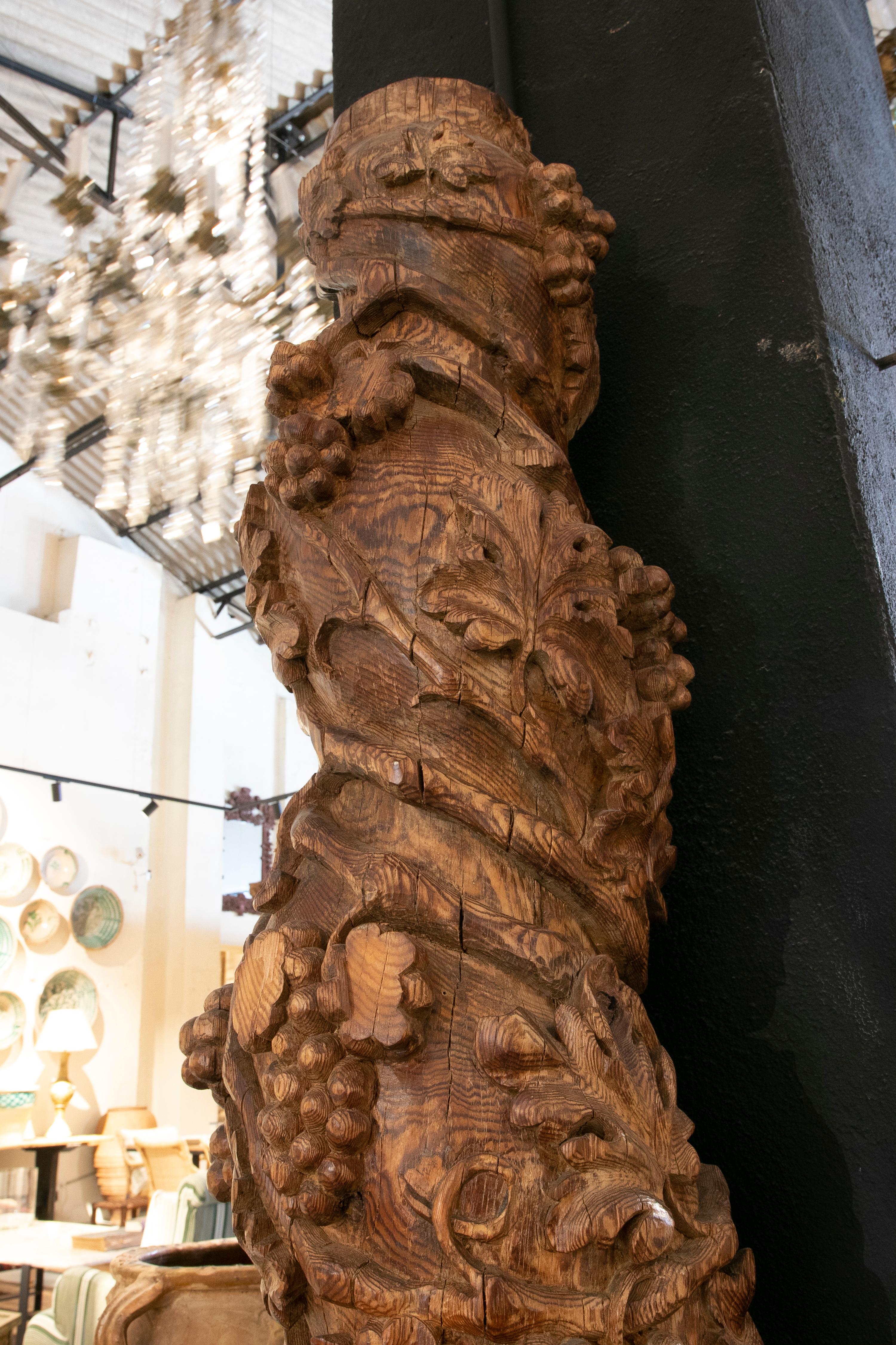  colonne italienne en bois sculptée à la main du 17ème siècle de style Solomonique Bon état - En vente à Marbella, ES