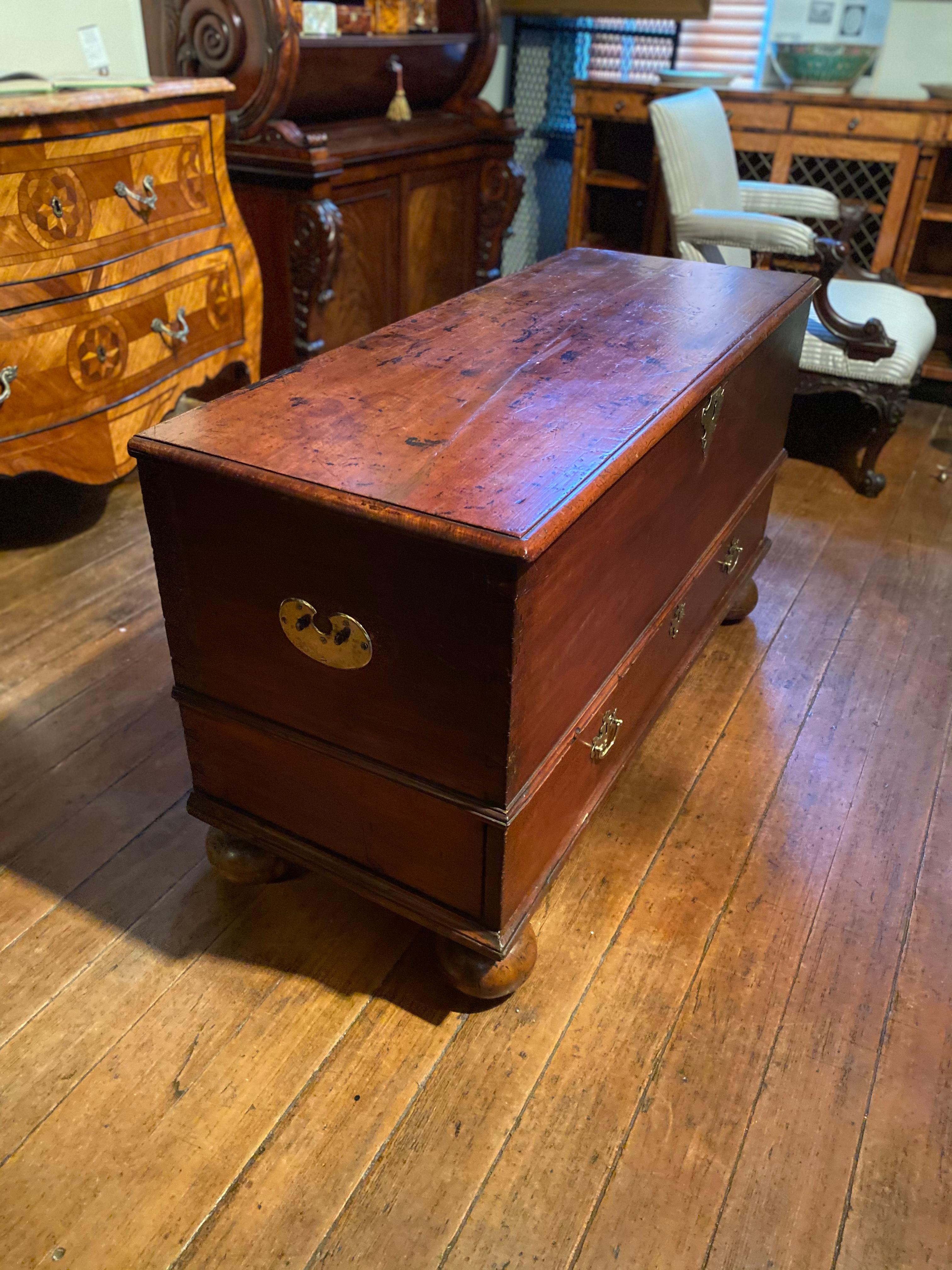 17th-Early 18th Century Bermuda Blanket Chest with Drawer and Bermuda Dovetails In Good Condition In Charleston, SC