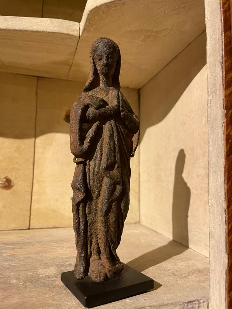 Figure de la Vierge en fer du 17e siècle français Bon état - En vente à Stamford, CT
