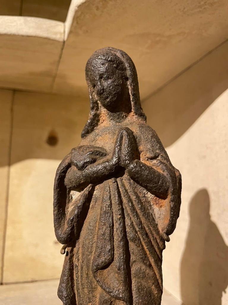 Figure de la Vierge en fer du 17e siècle français en vente 2