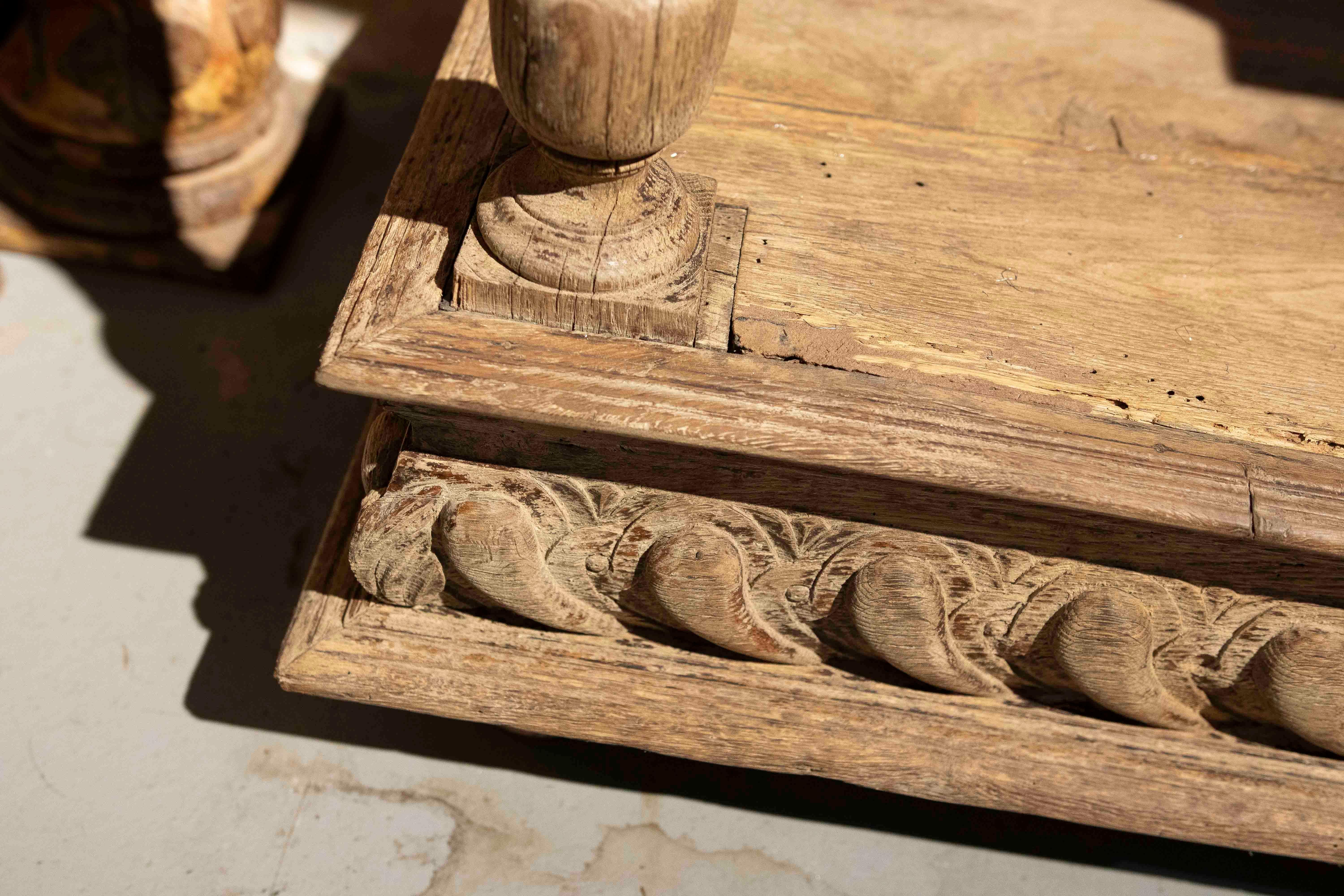 17ème buffet en chêne ancien original sculpté à la main en vente 4
