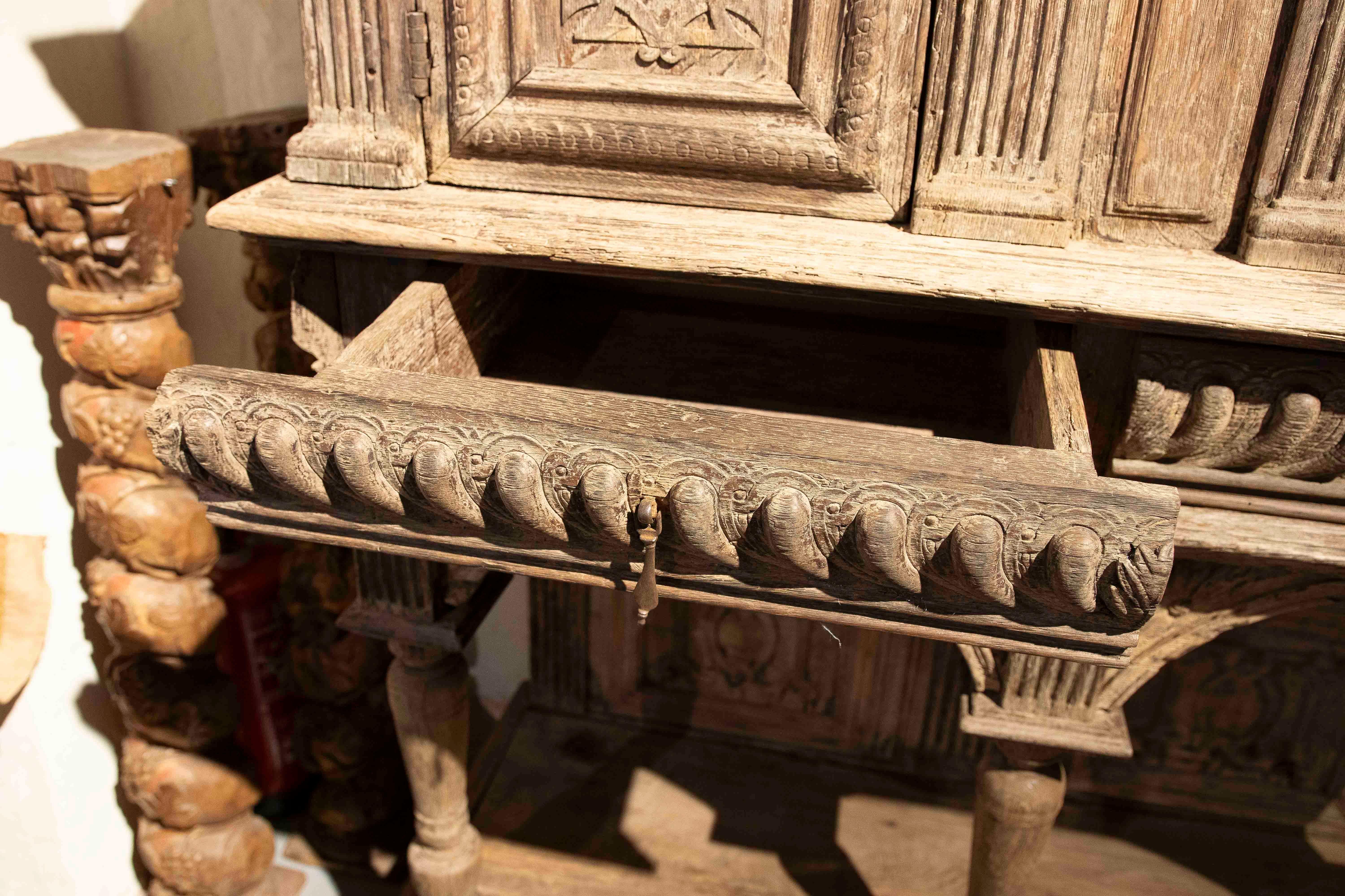17ème buffet en chêne ancien original sculpté à la main en vente 5
