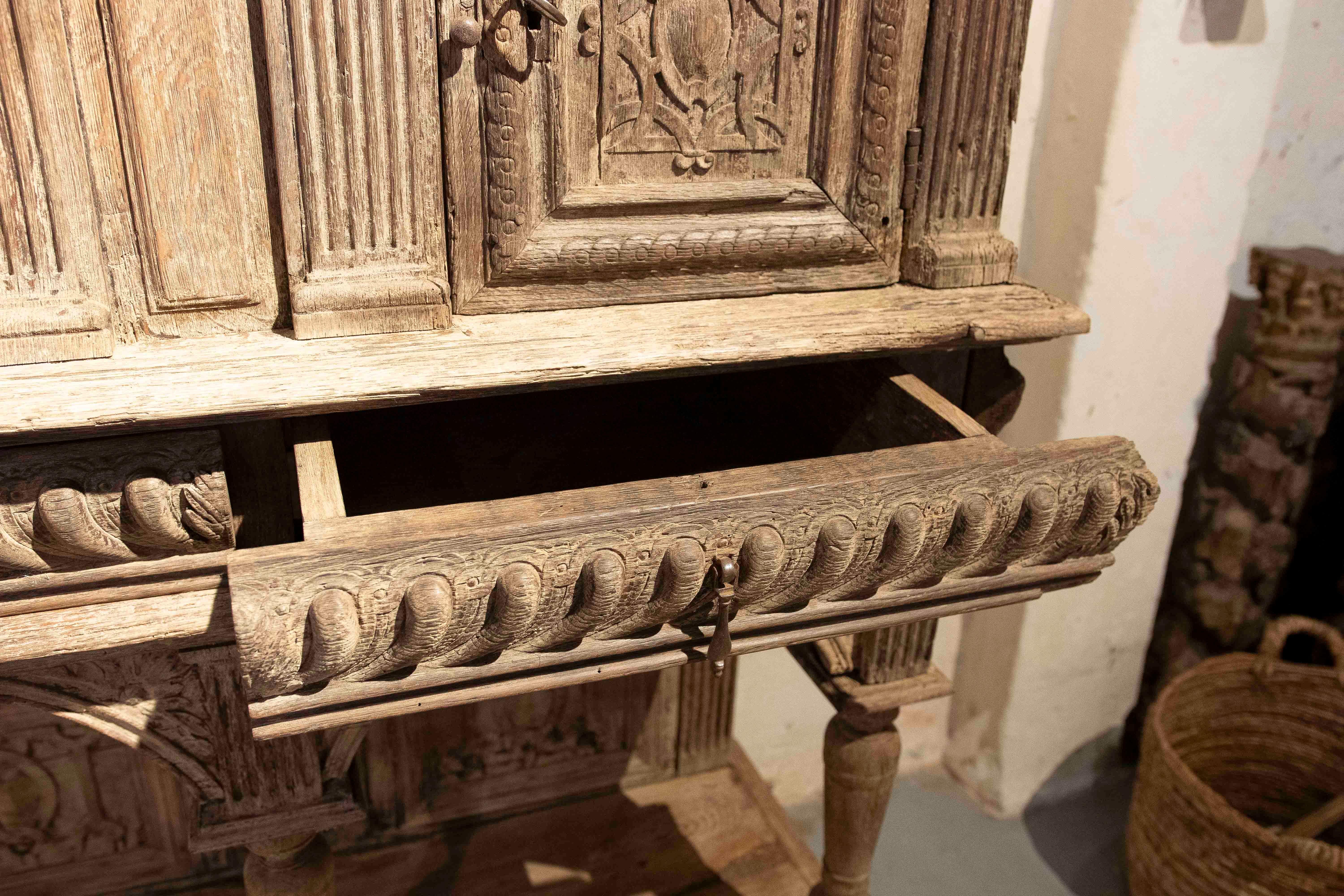 17ème buffet en chêne ancien original sculpté à la main en vente 6
