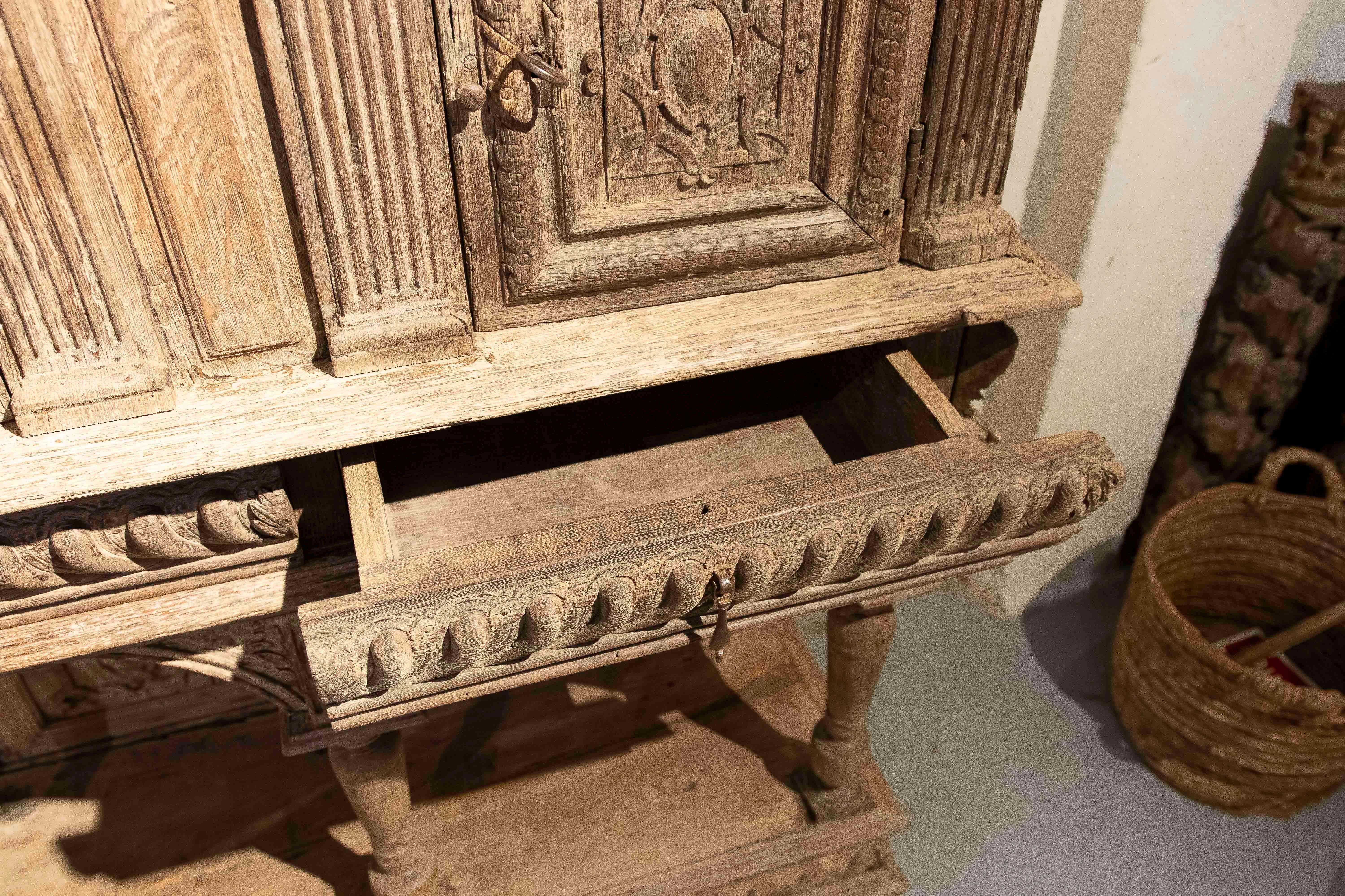 17ème buffet en chêne ancien original sculpté à la main en vente 7