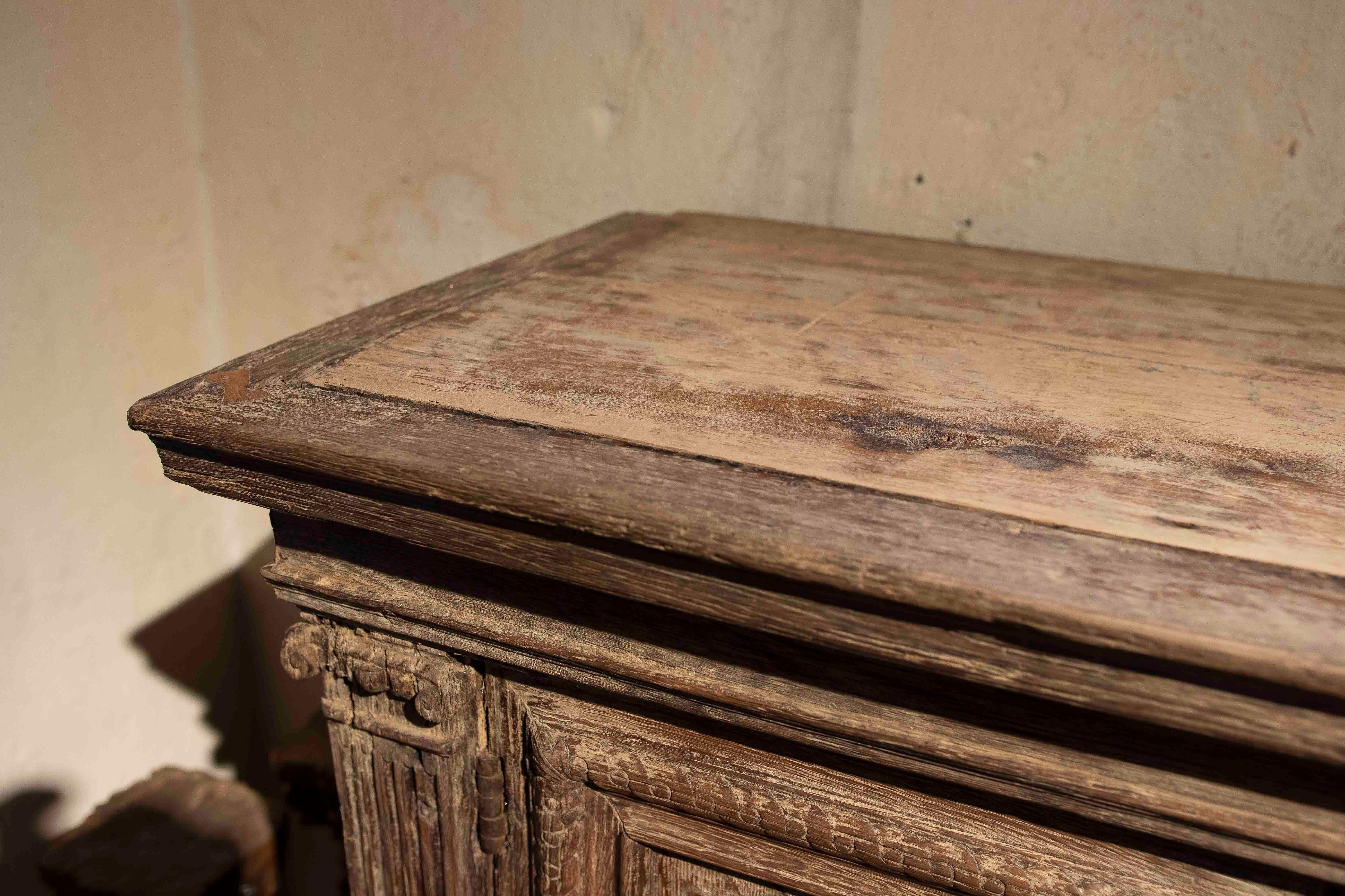17ème buffet en chêne ancien original sculpté à la main en vente 9