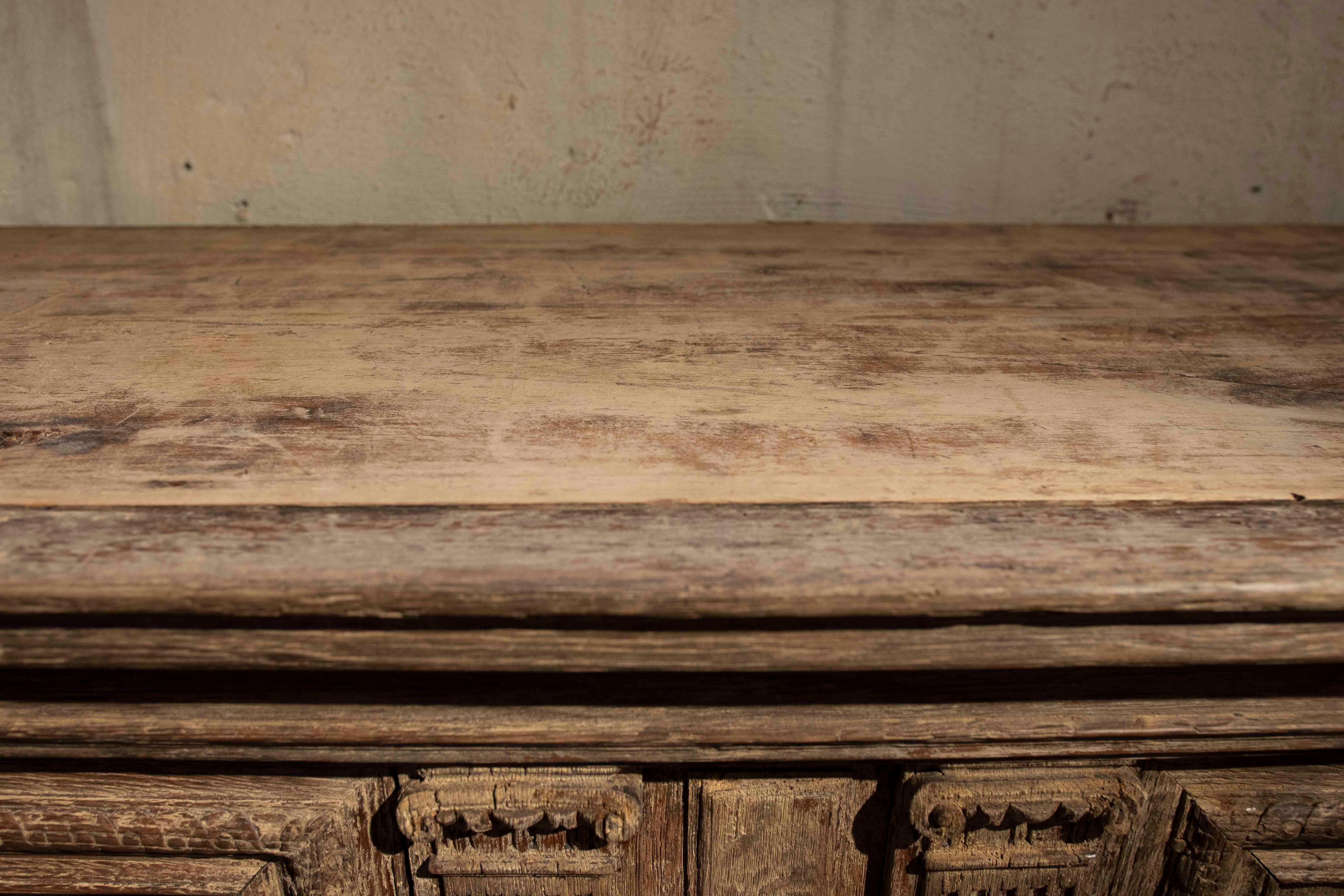 17ème buffet en chêne ancien original sculpté à la main en vente 10
