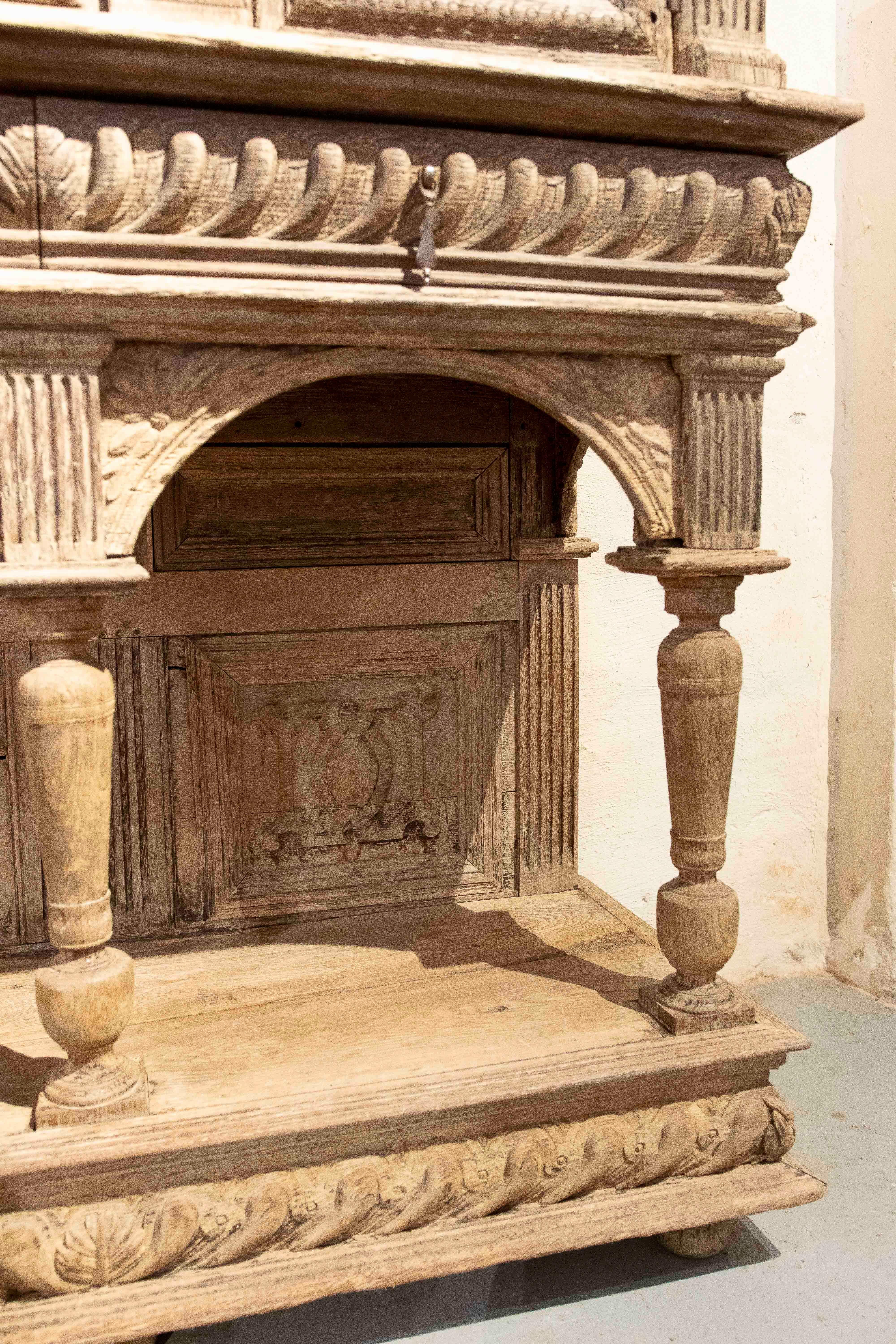 17ème buffet en chêne ancien original sculpté à la main en vente 11