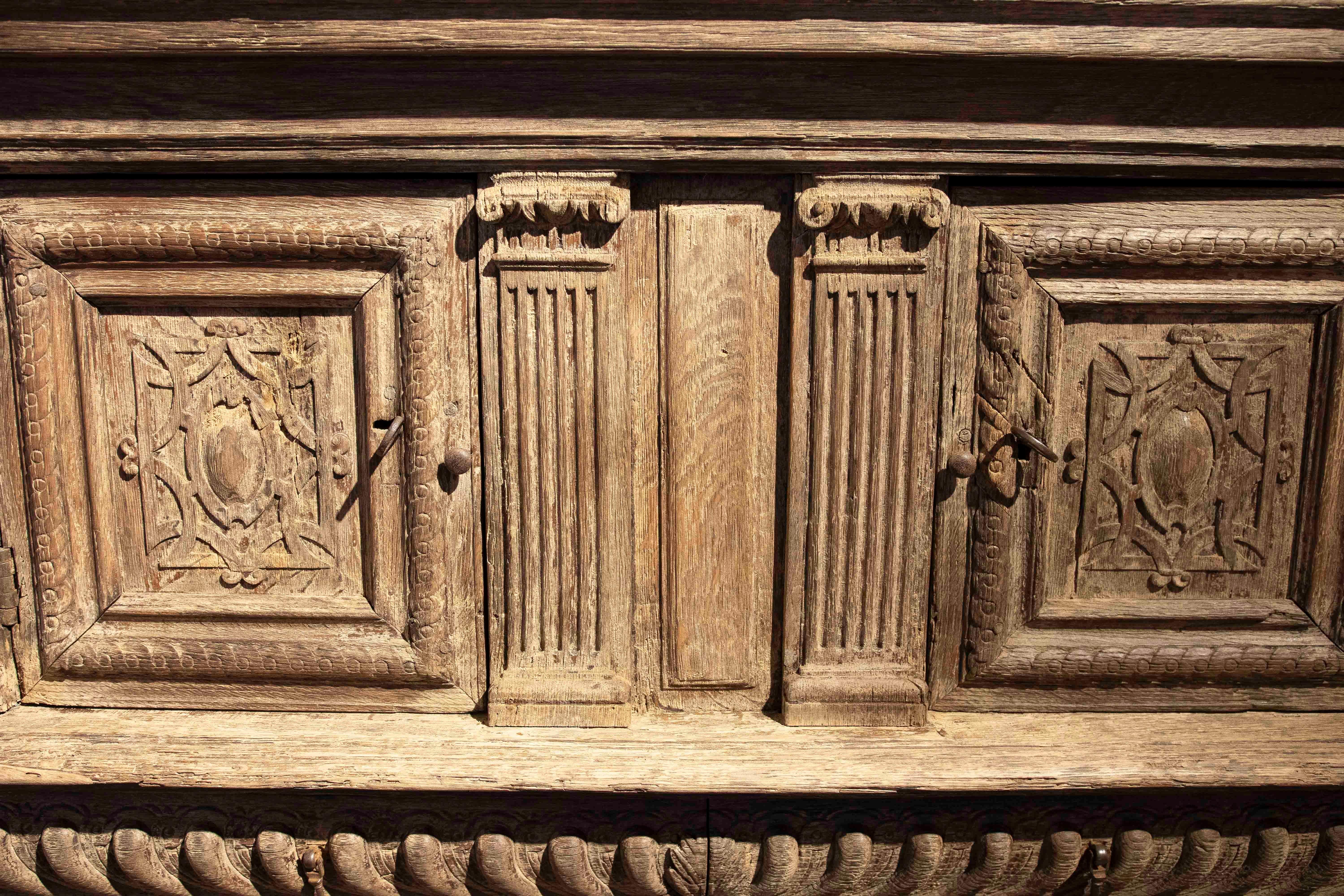 17ème buffet en chêne ancien original sculpté à la main en vente 13