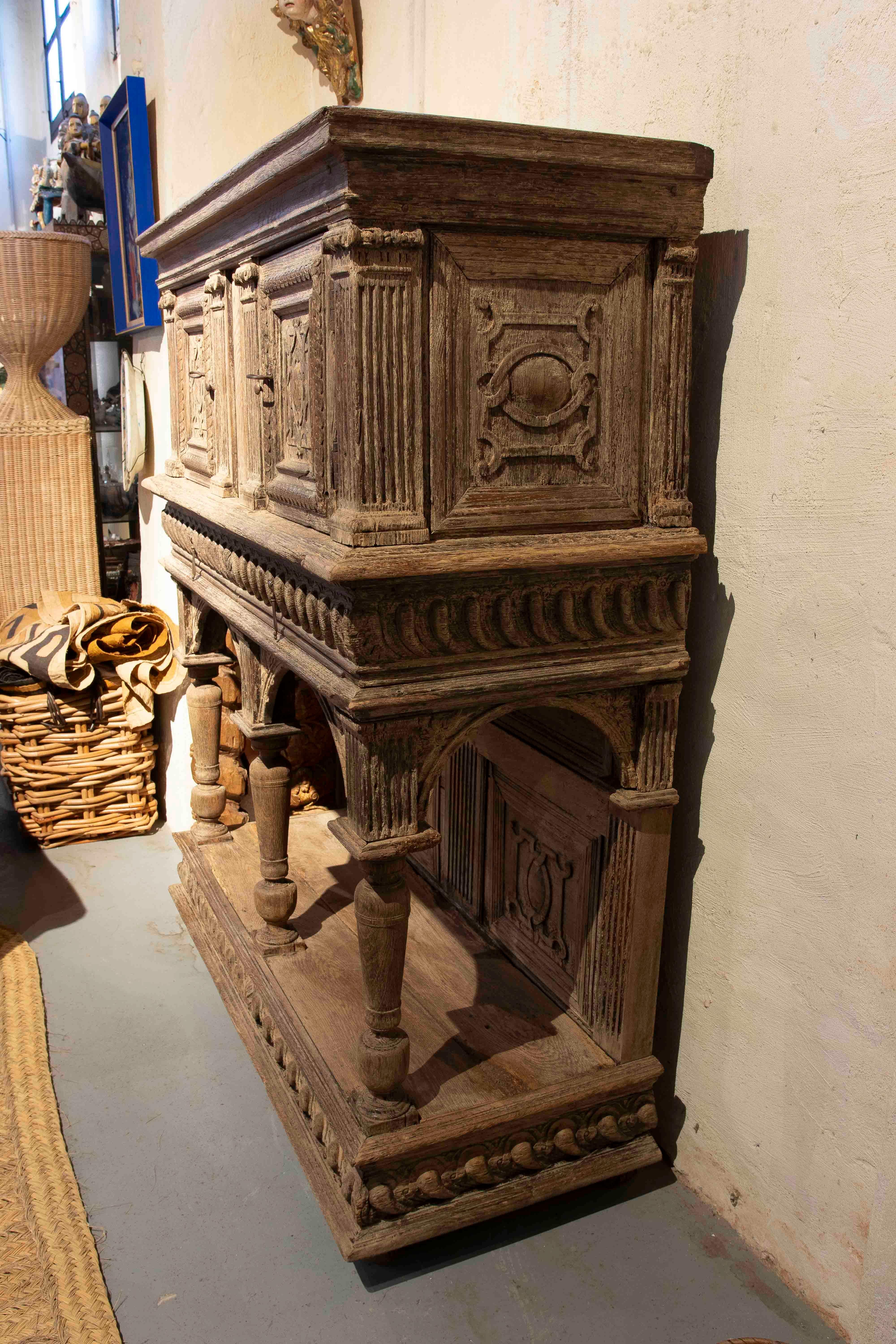 Français 17ème buffet en chêne ancien original sculpté à la main en vente