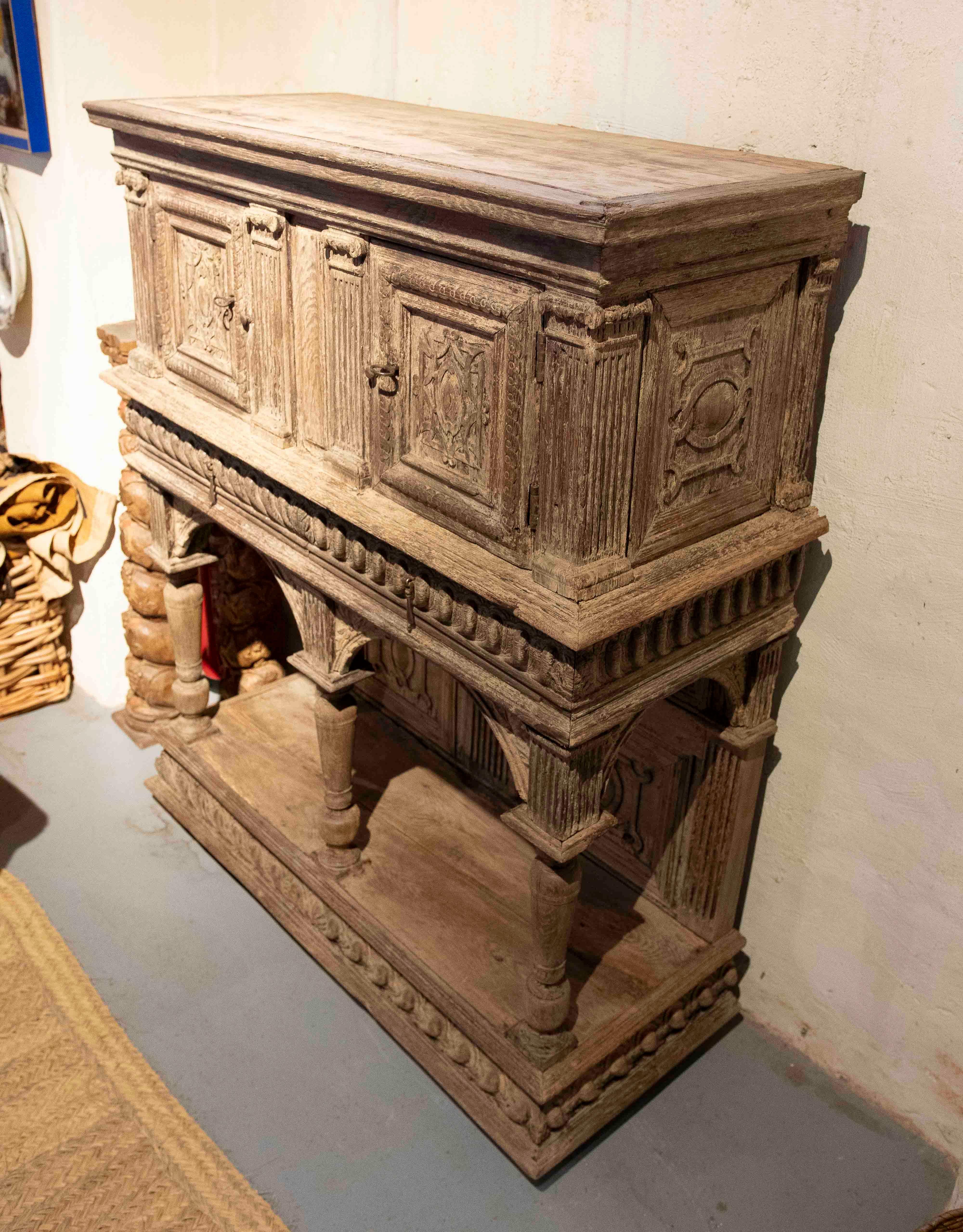 Sculpté à la main 17ème buffet en chêne ancien original sculpté à la main en vente