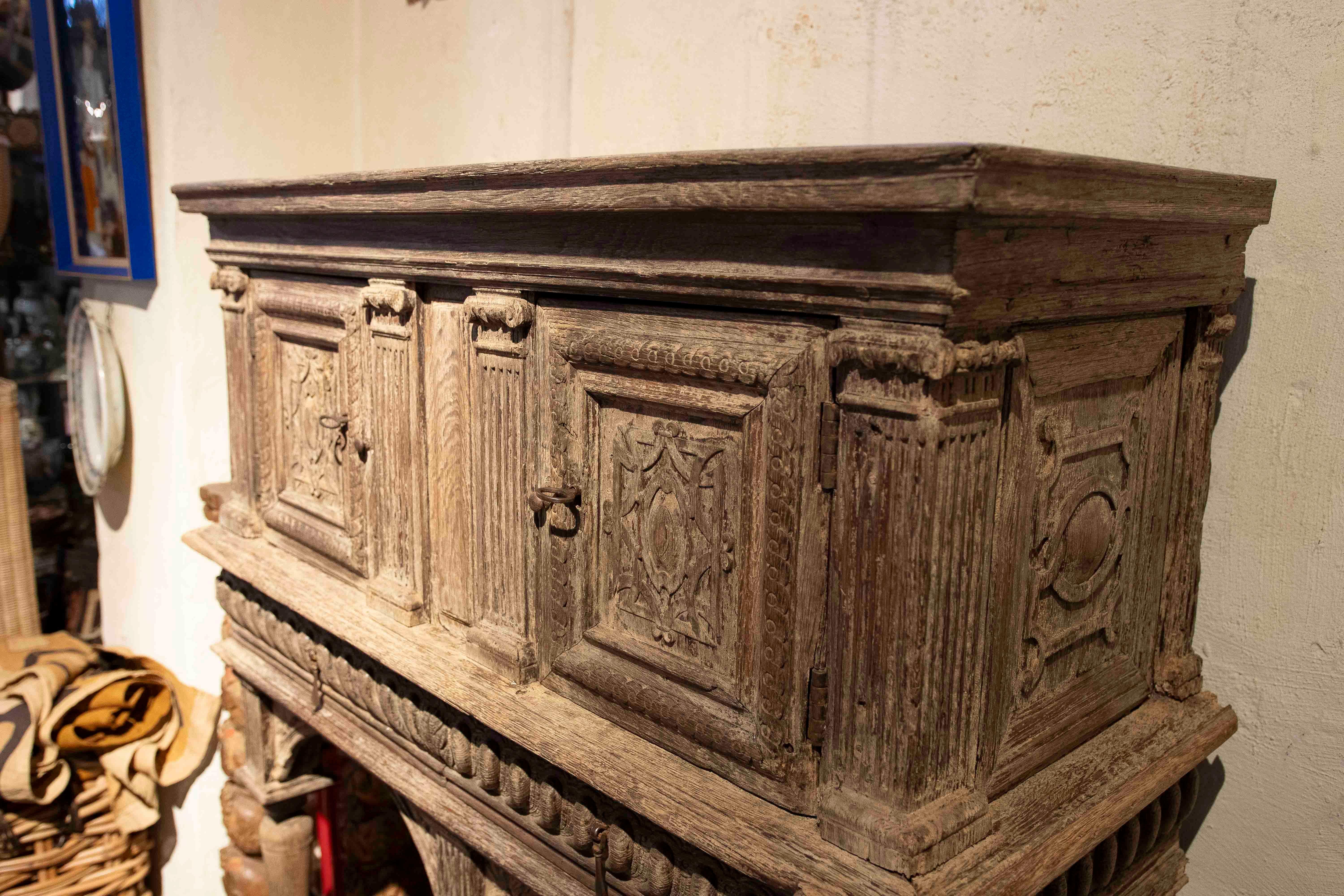 17ème buffet en chêne ancien original sculpté à la main Bon état - En vente à Marbella, ES