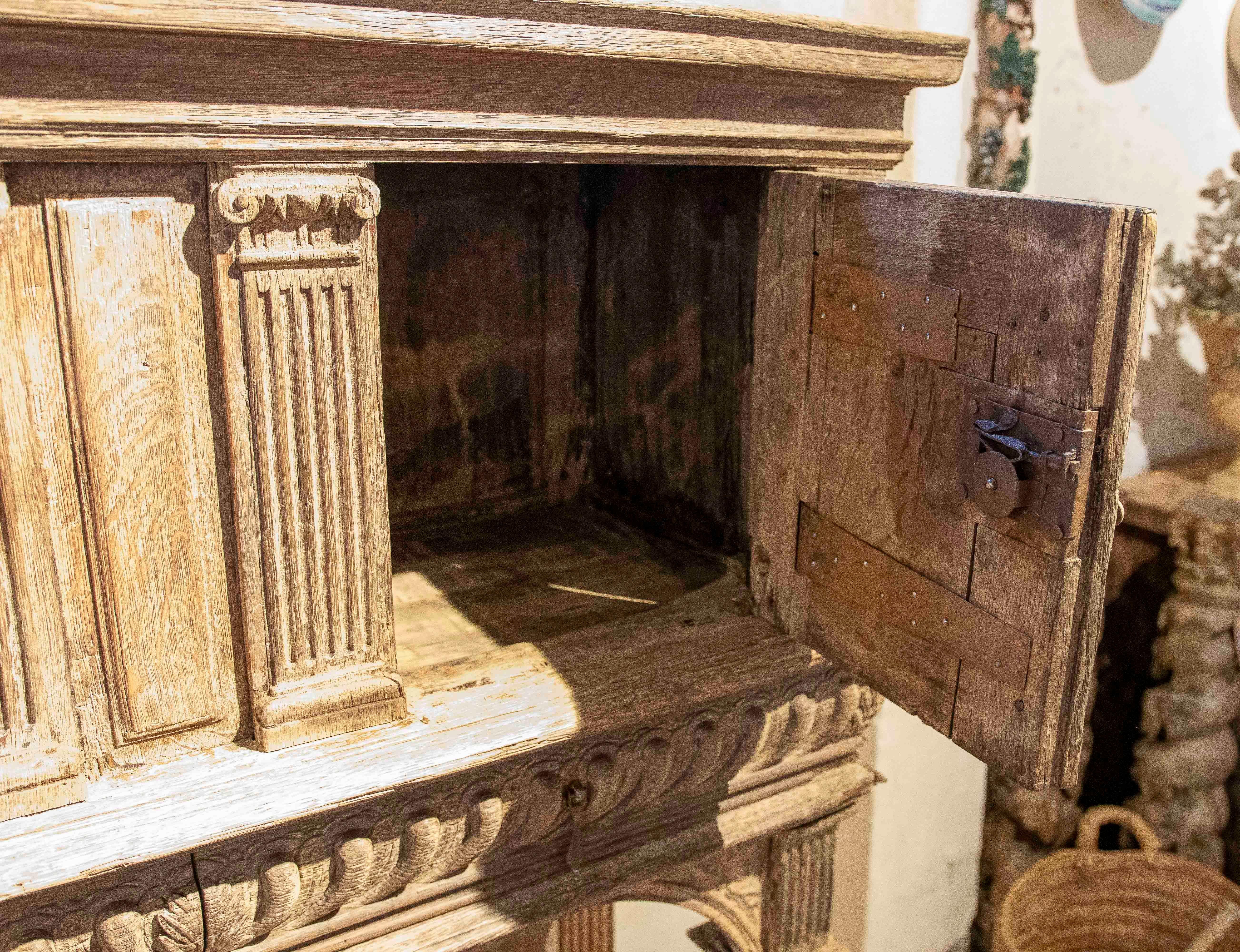 XVIIIe siècle et antérieur 17ème buffet en chêne ancien original sculpté à la main en vente