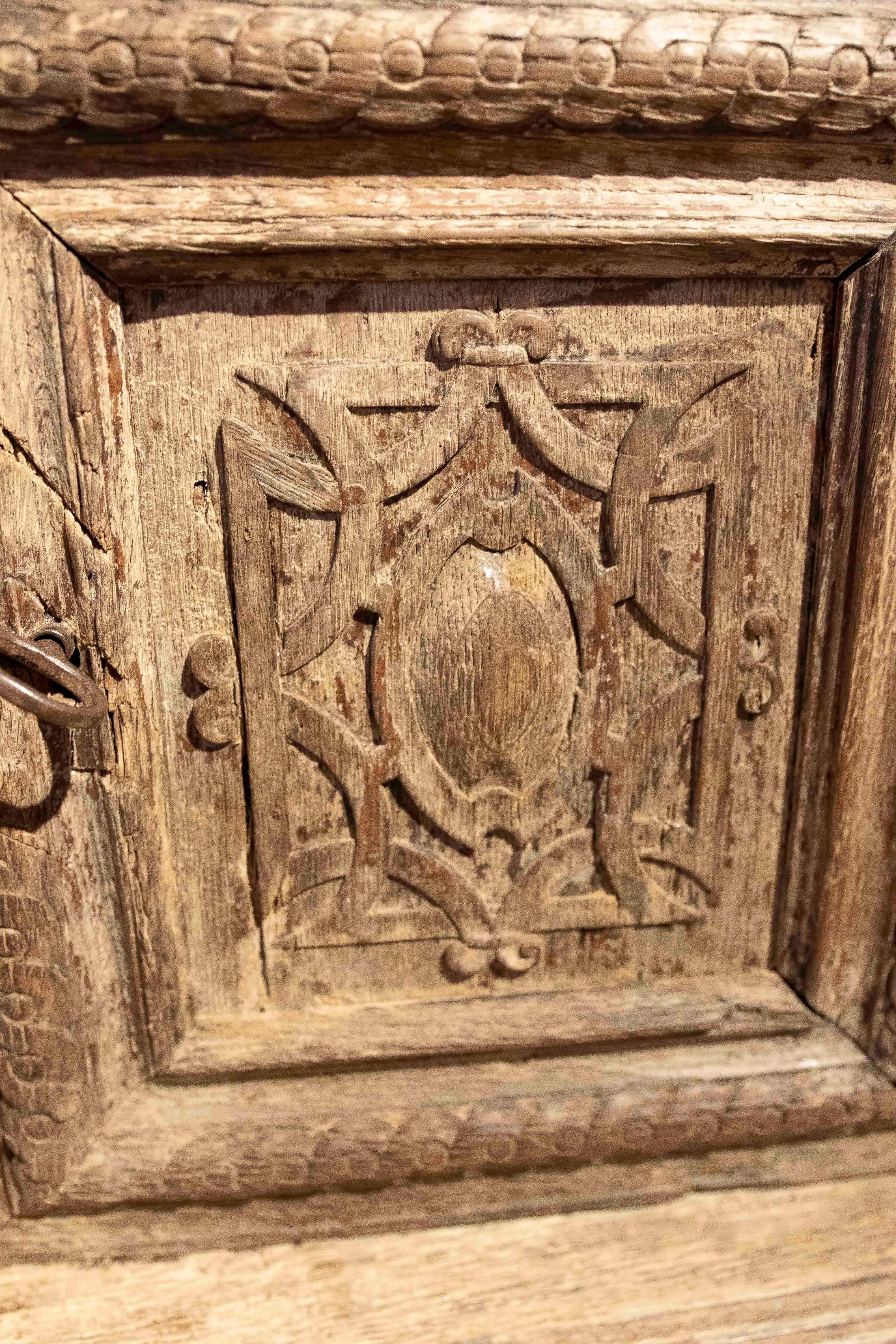 Bois 17ème buffet en chêne ancien original sculpté à la main en vente