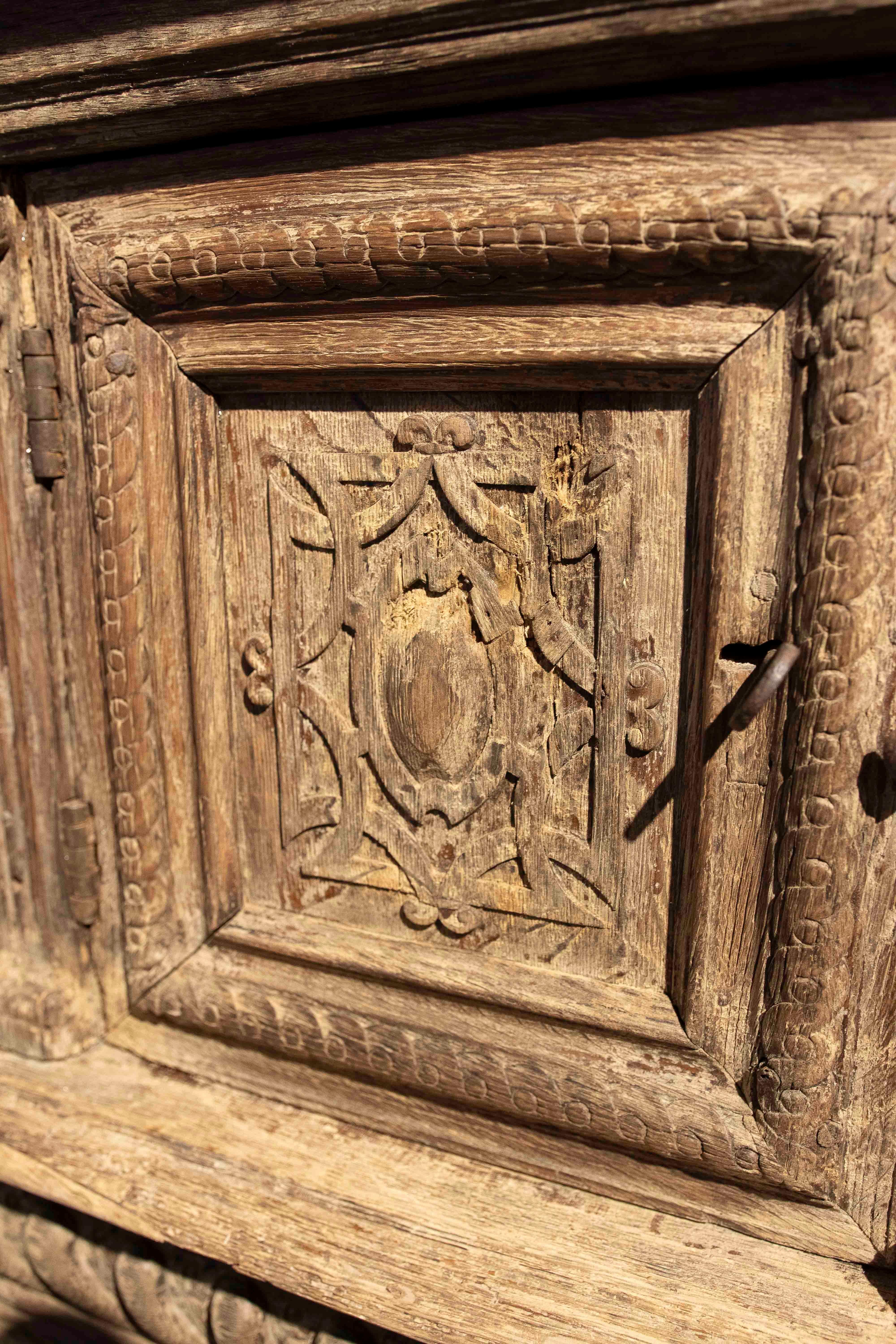 17ème buffet en chêne ancien original sculpté à la main en vente 1