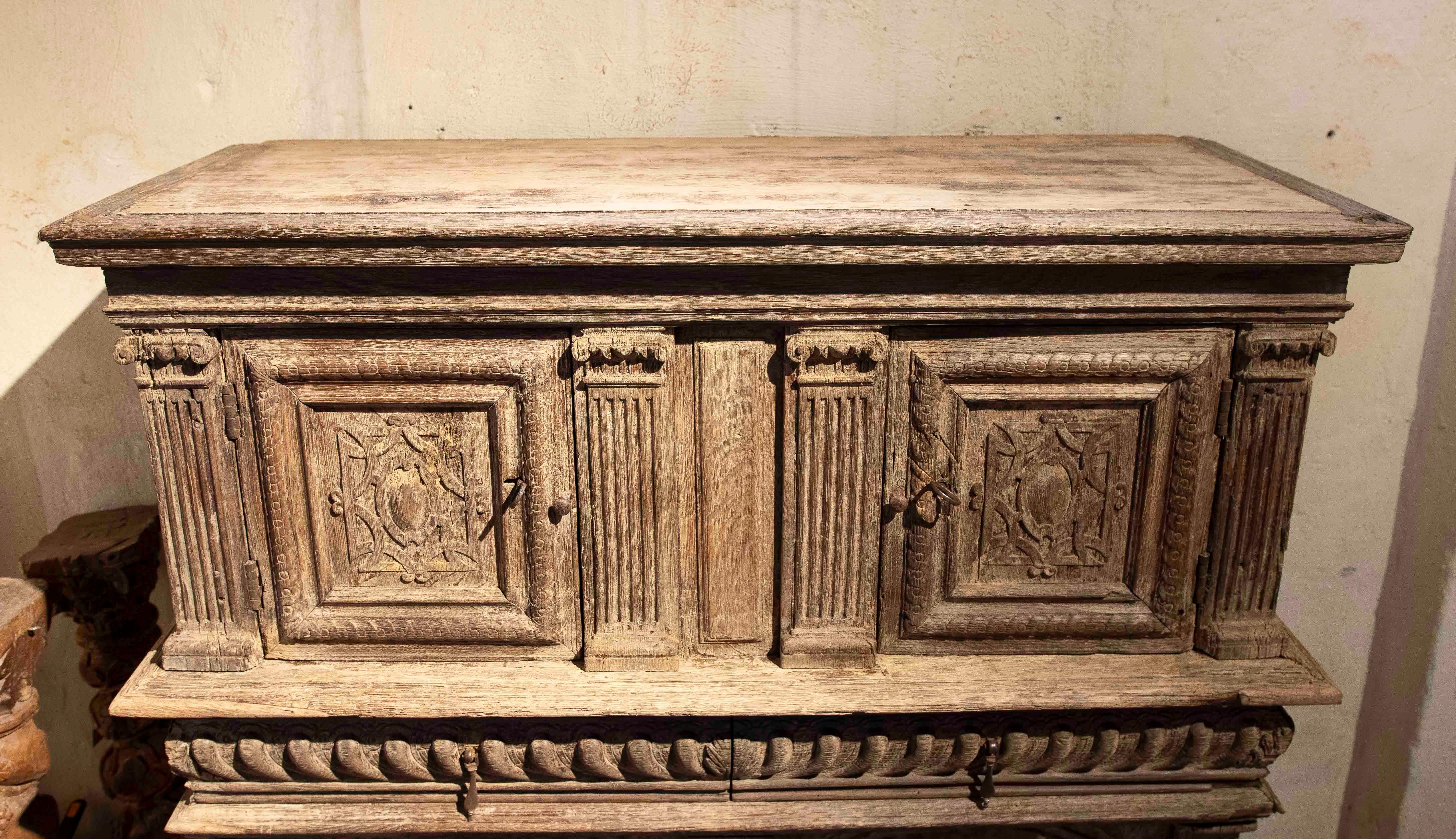 17ème buffet en chêne ancien original sculpté à la main en vente 2