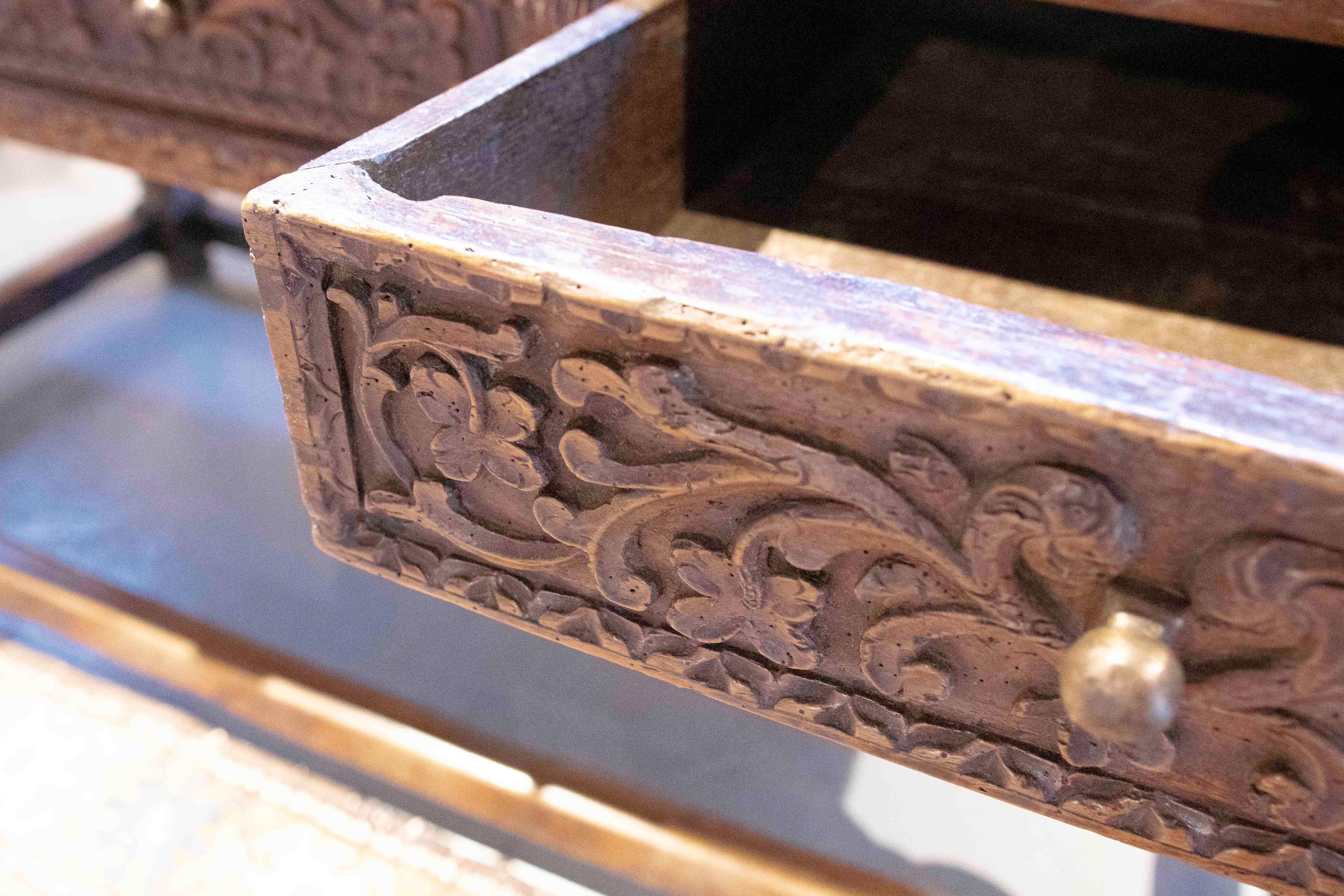 17th Hand-Carved Wooden Table from Burgos with Drawers For Sale 6